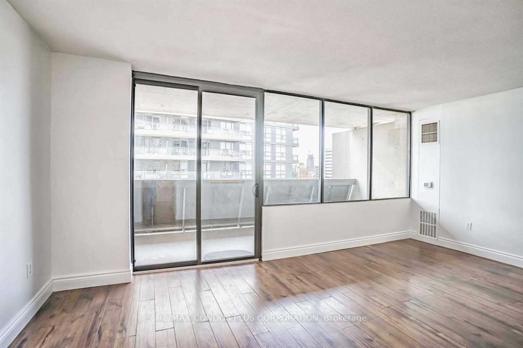 720 Spadina Avenue 1011, Toronto, ON M5S 2T9