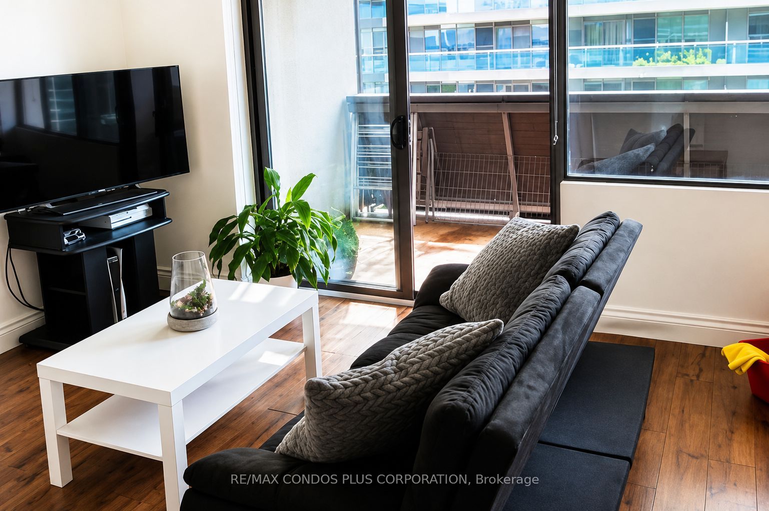 720 Spadina Avenue 1011, Toronto, ON M5S 2T9 photo 2