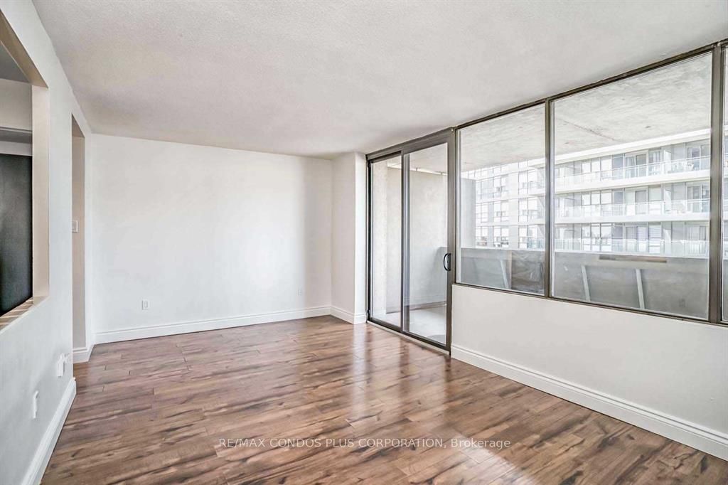 720 Spadina Avenue 1011, Toronto, ON M5S 2T9 photo 3