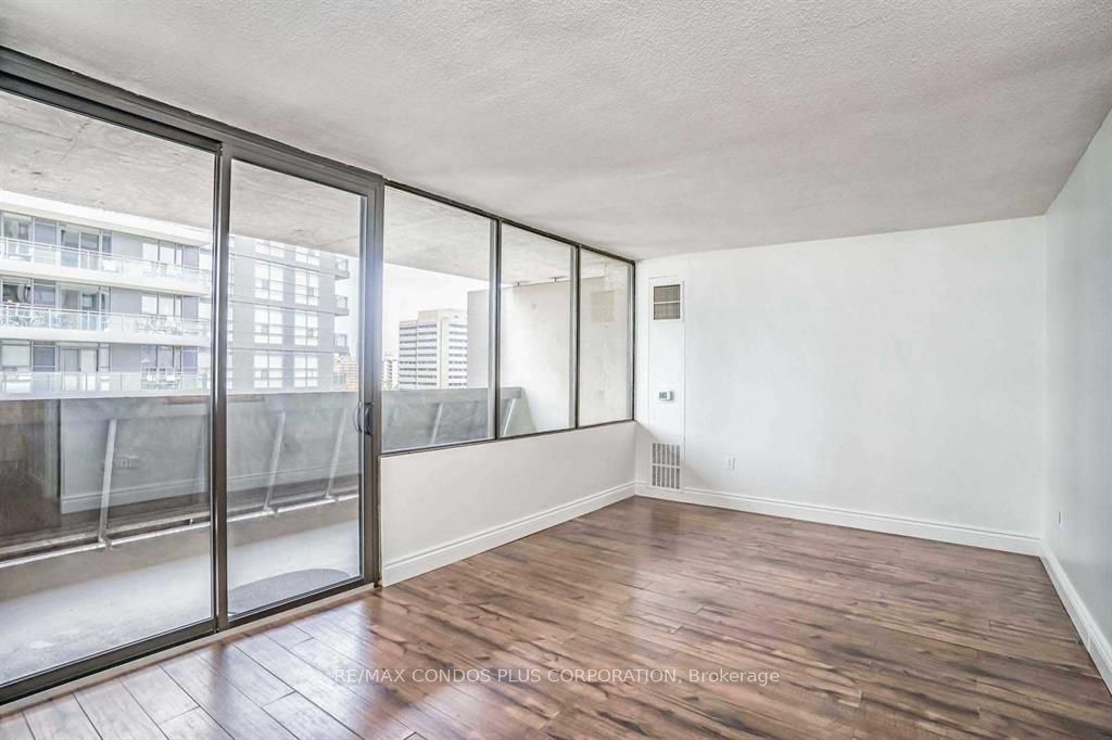 720 Spadina Avenue 1011, Toronto, ON M5S 2T9 photo 5