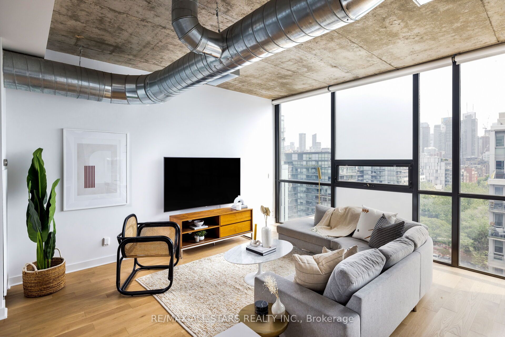 60 Bathurst Street Ph1011, Toronto, ON M5V 2P4 photo 3