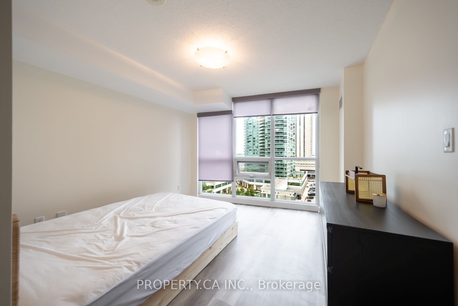 18 Harbour Street 910, Toronto, ON M5J 2Z6 photo 2