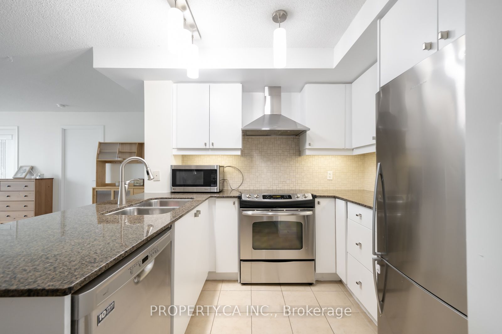 18 Harbour Street 910, Toronto, ON M5J 2Z6 photo 4