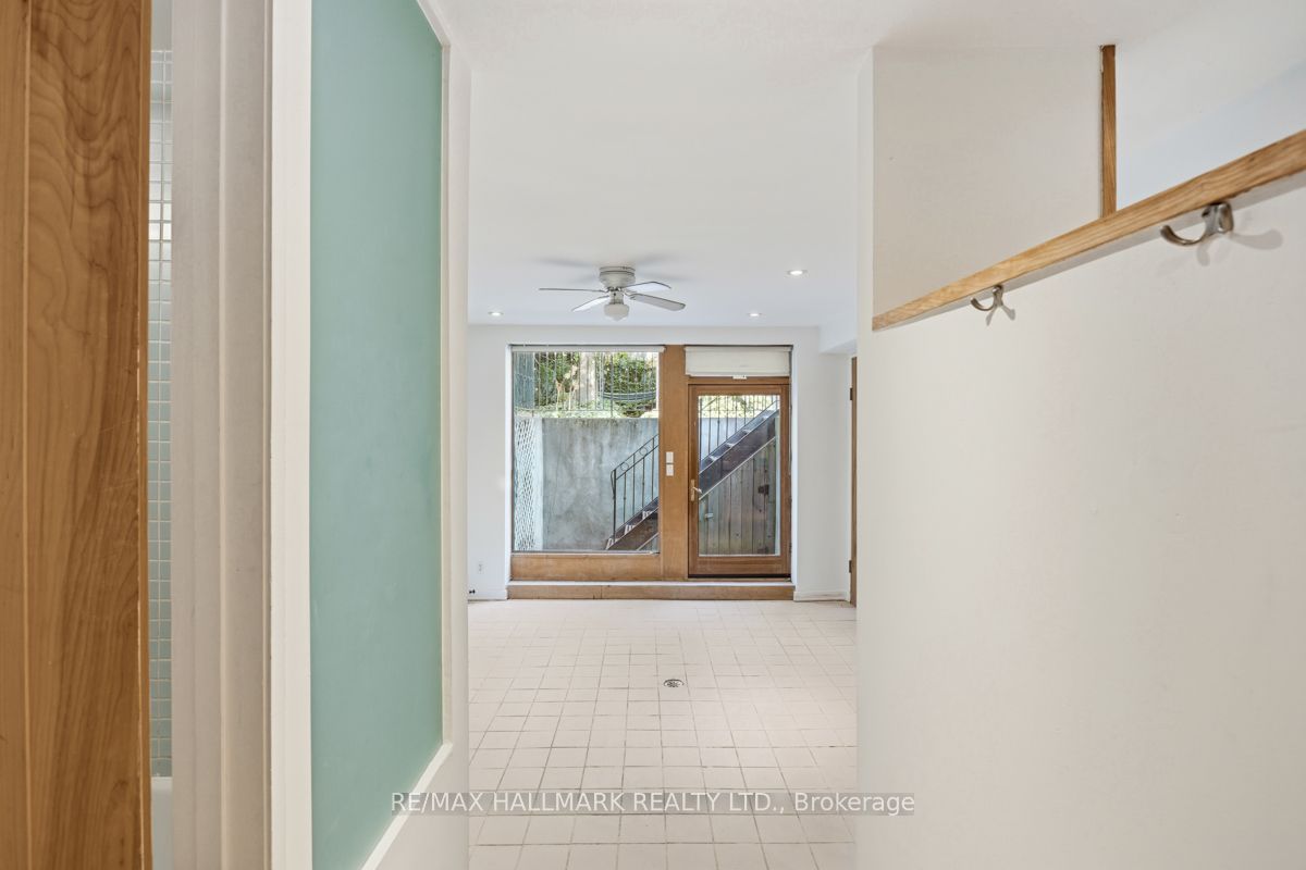 321 Palmerston Boulevard Lower Back, Toronto, ON M6G 2N5 photo 2