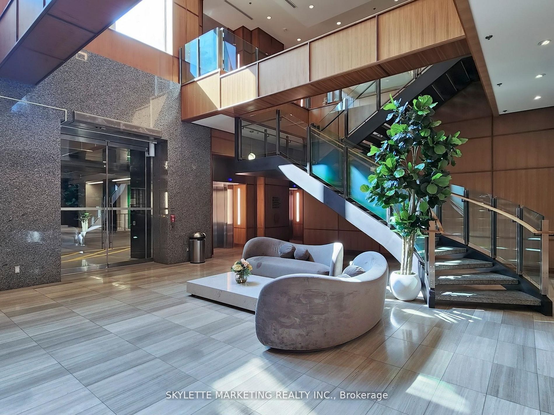 111 St Clair Avenue W 1128, Toronto, ON M4V 1N5 photo 4