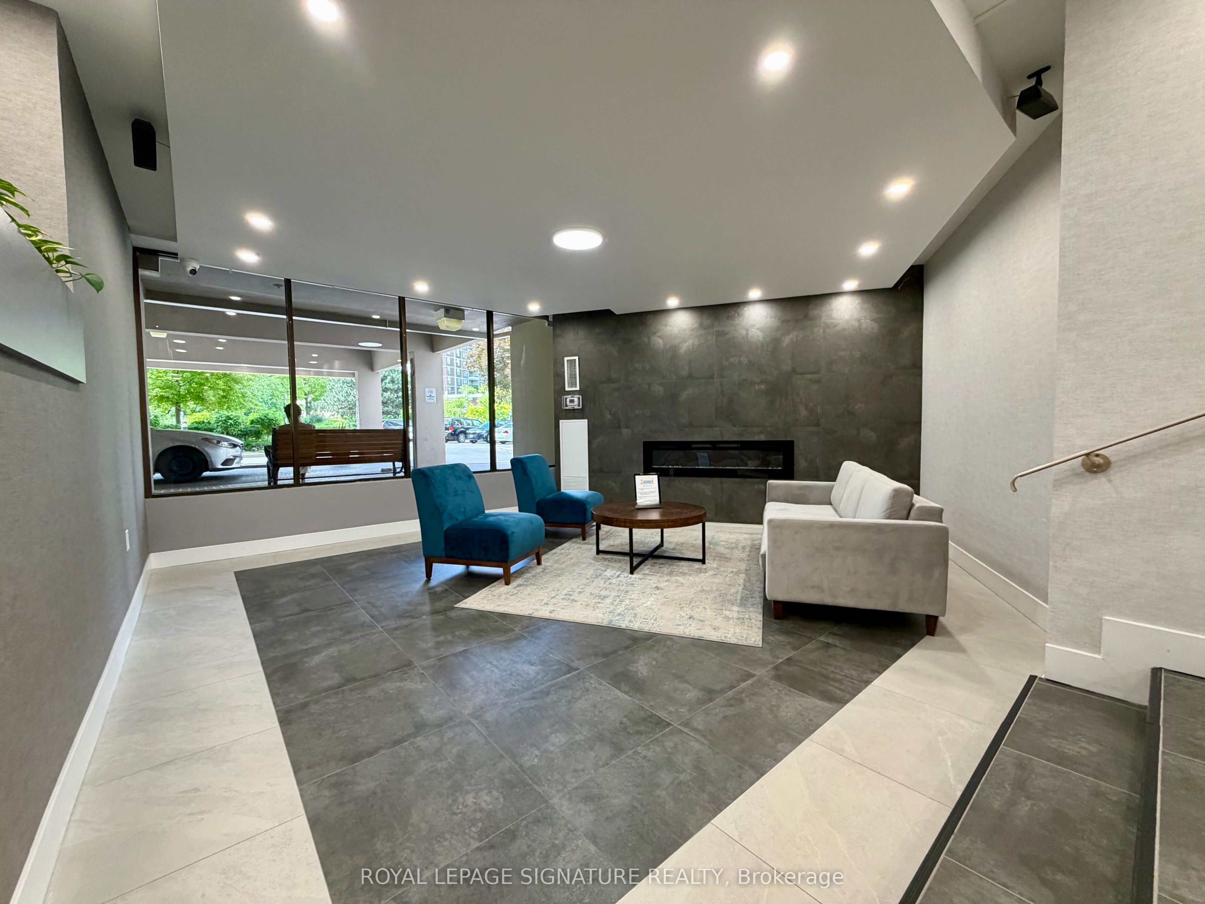 20 Edgecliff Golfway 409, Toronto, ON M3C 3A4 photo 2