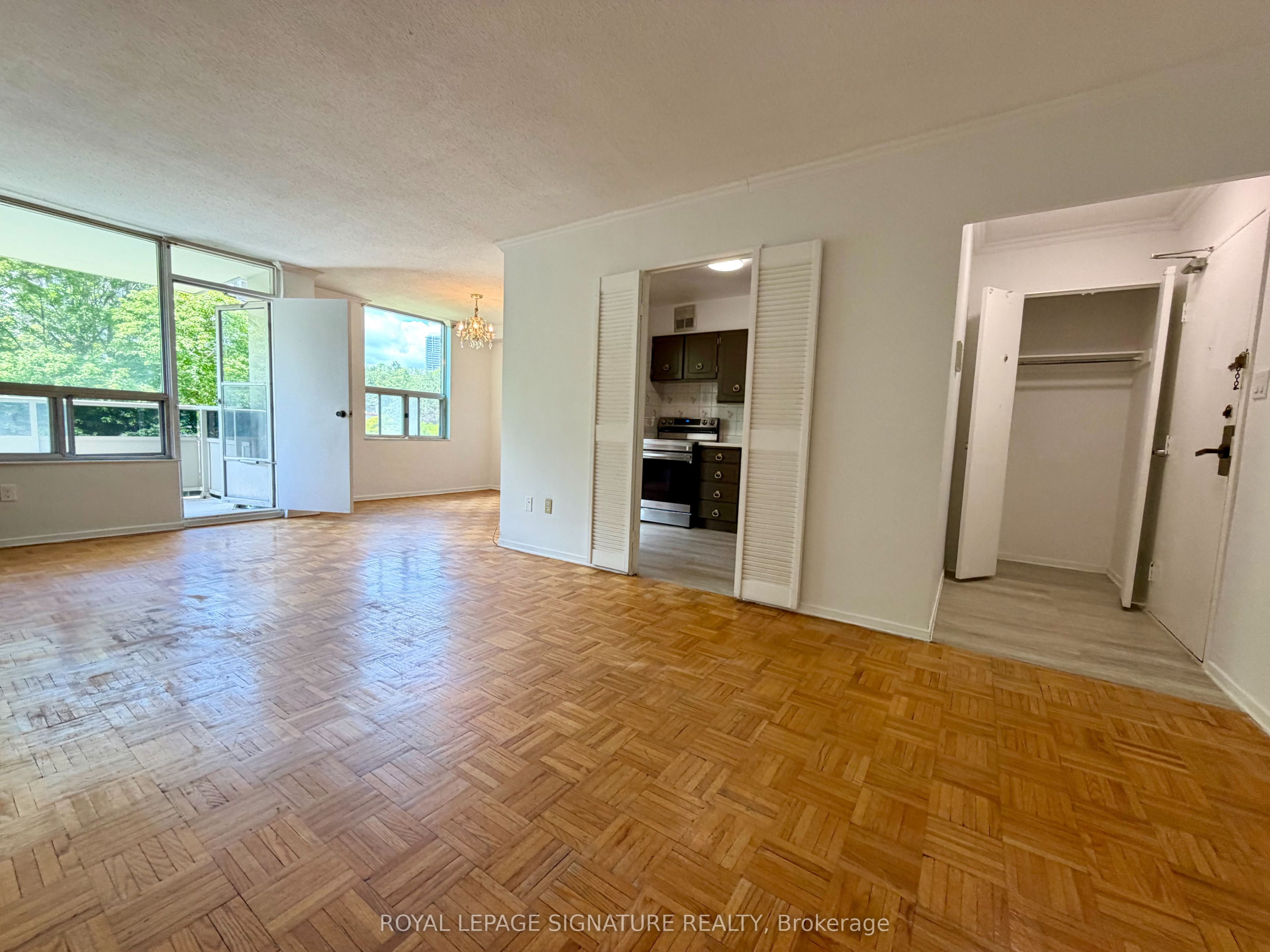 20 Edgecliff Golfway 409, Toronto, ON M3C 3A4 photo 3