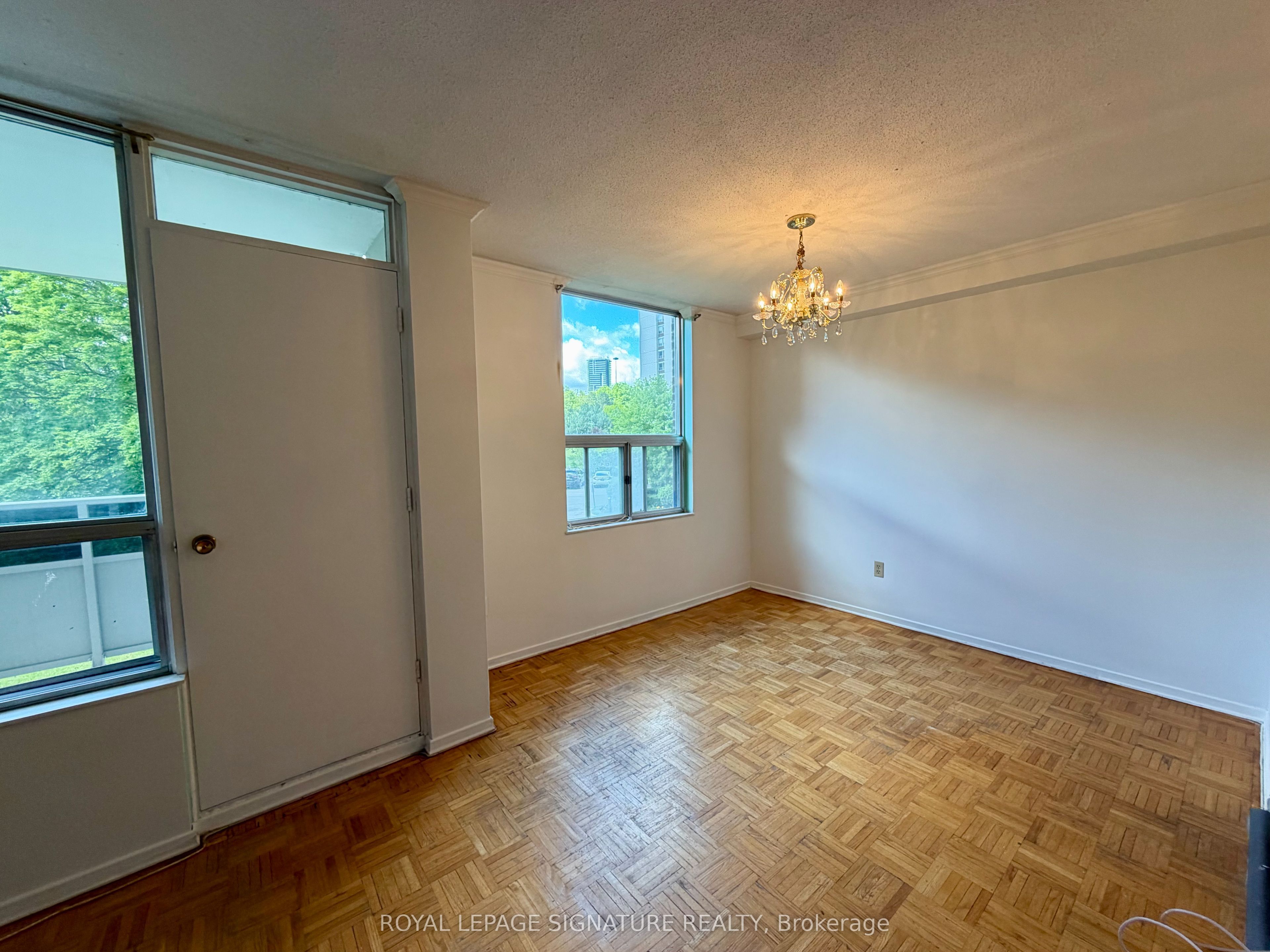 20 Edgecliff Golfway 409, Toronto, ON M3C 3A4 photo 4