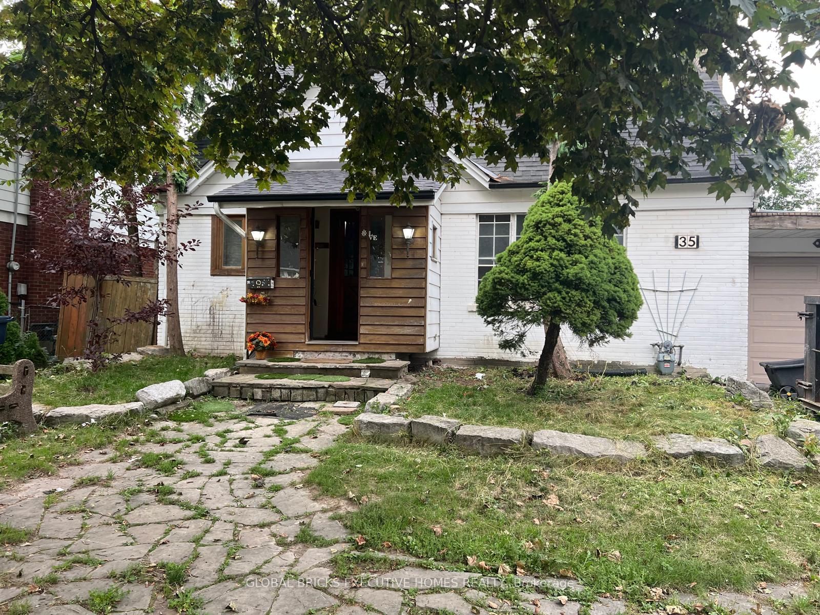 35 Luverne Avenue, Toronto, ON M3H 1R7