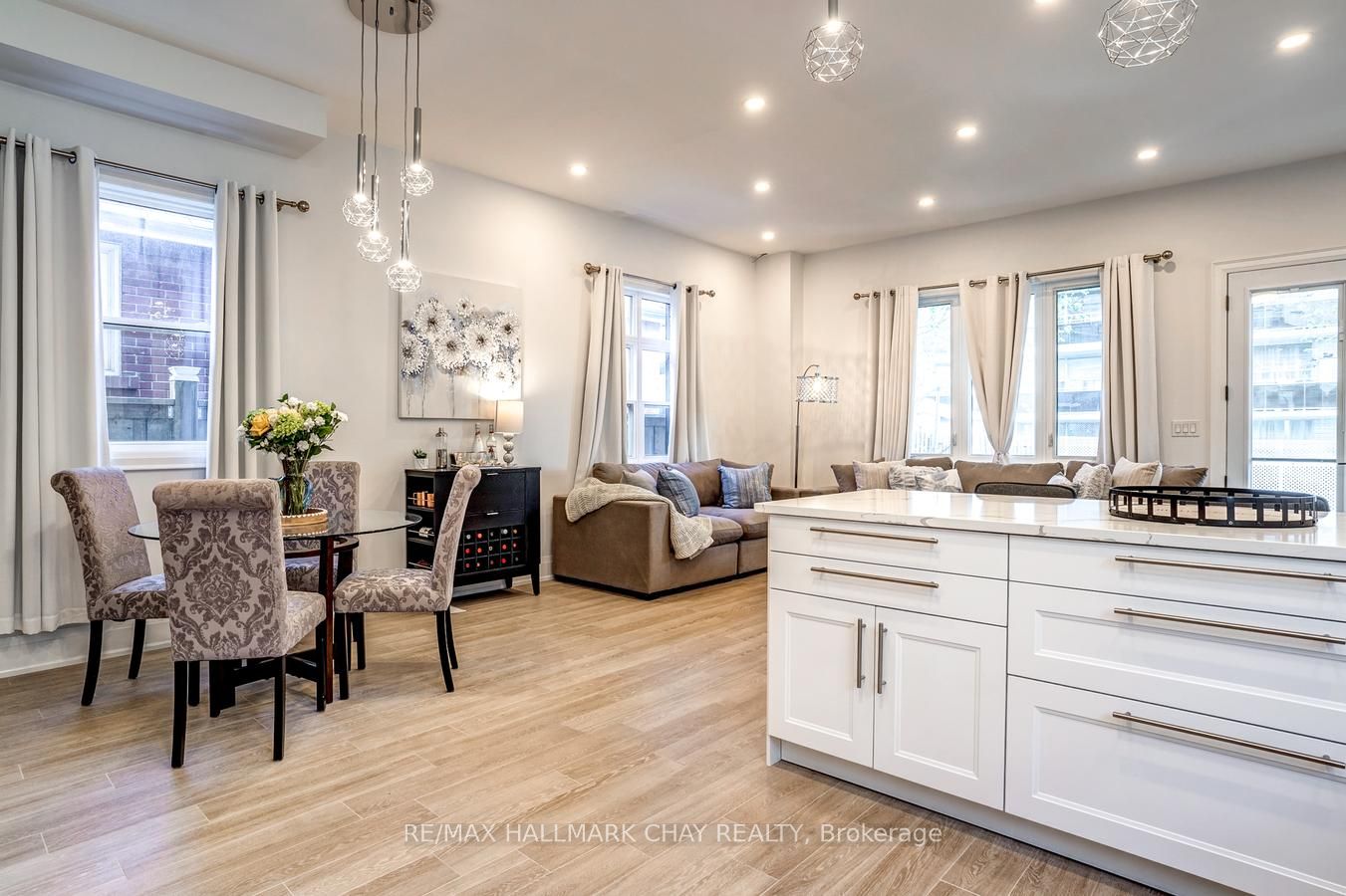 611 Northcliffe Boulevard, Toronto, ON M6E 3L8 photo 4