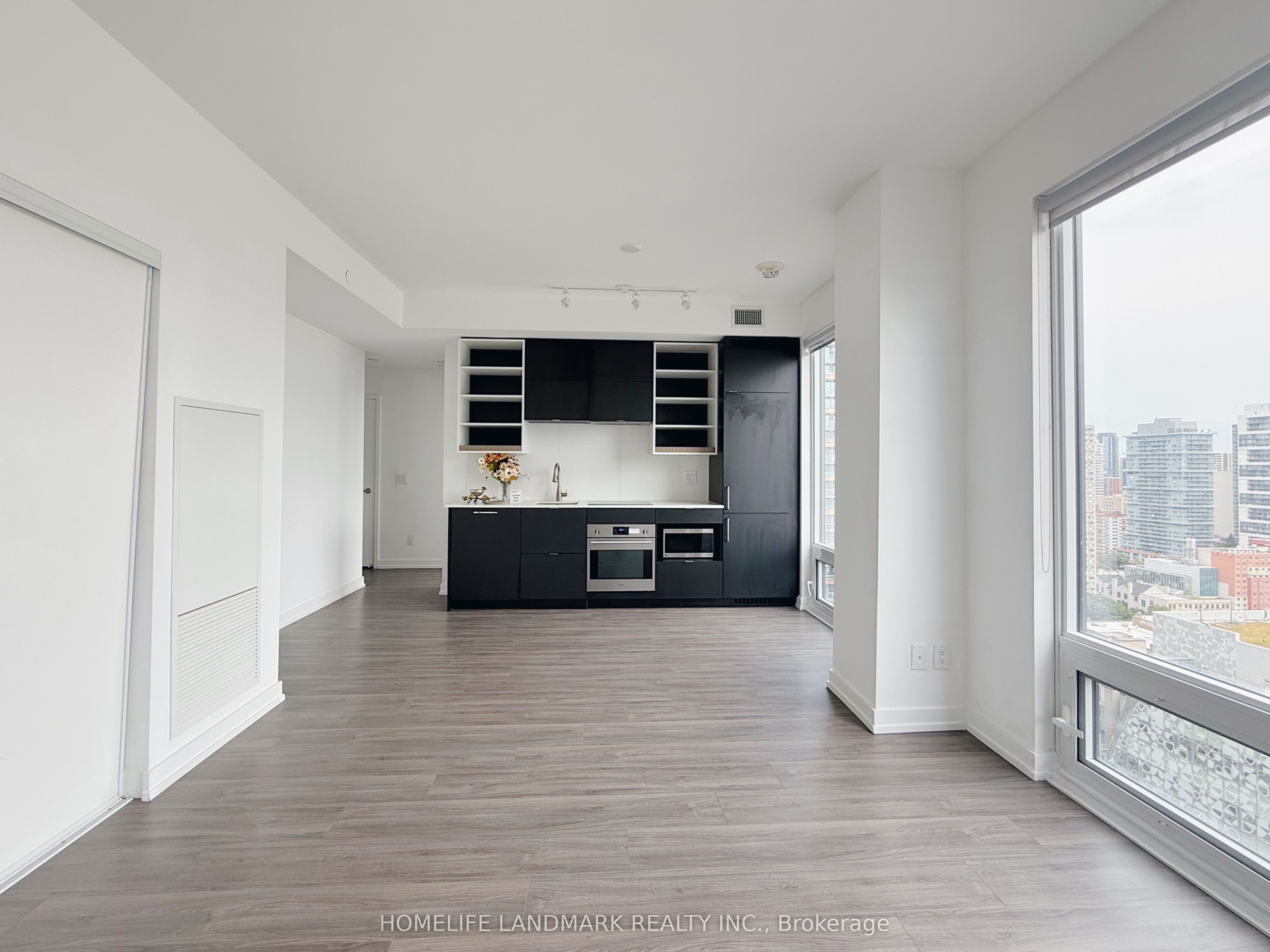 20 Edward Street 2202, Toronto, ON M5G 0C5 photo 2