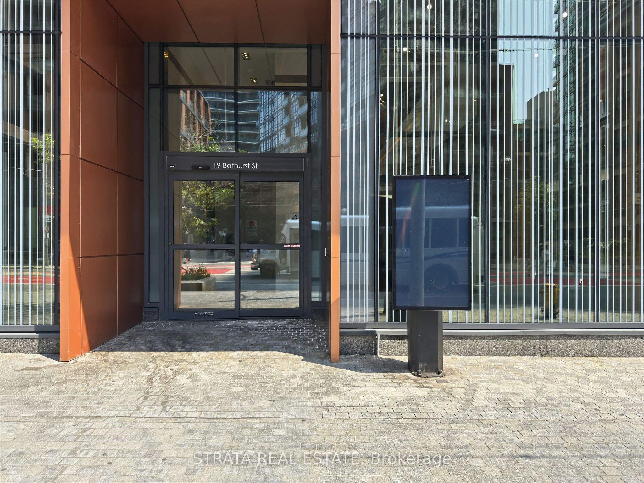 19 Bathurst Street 4111, Toronto, ON M5V 0N2 photo 2