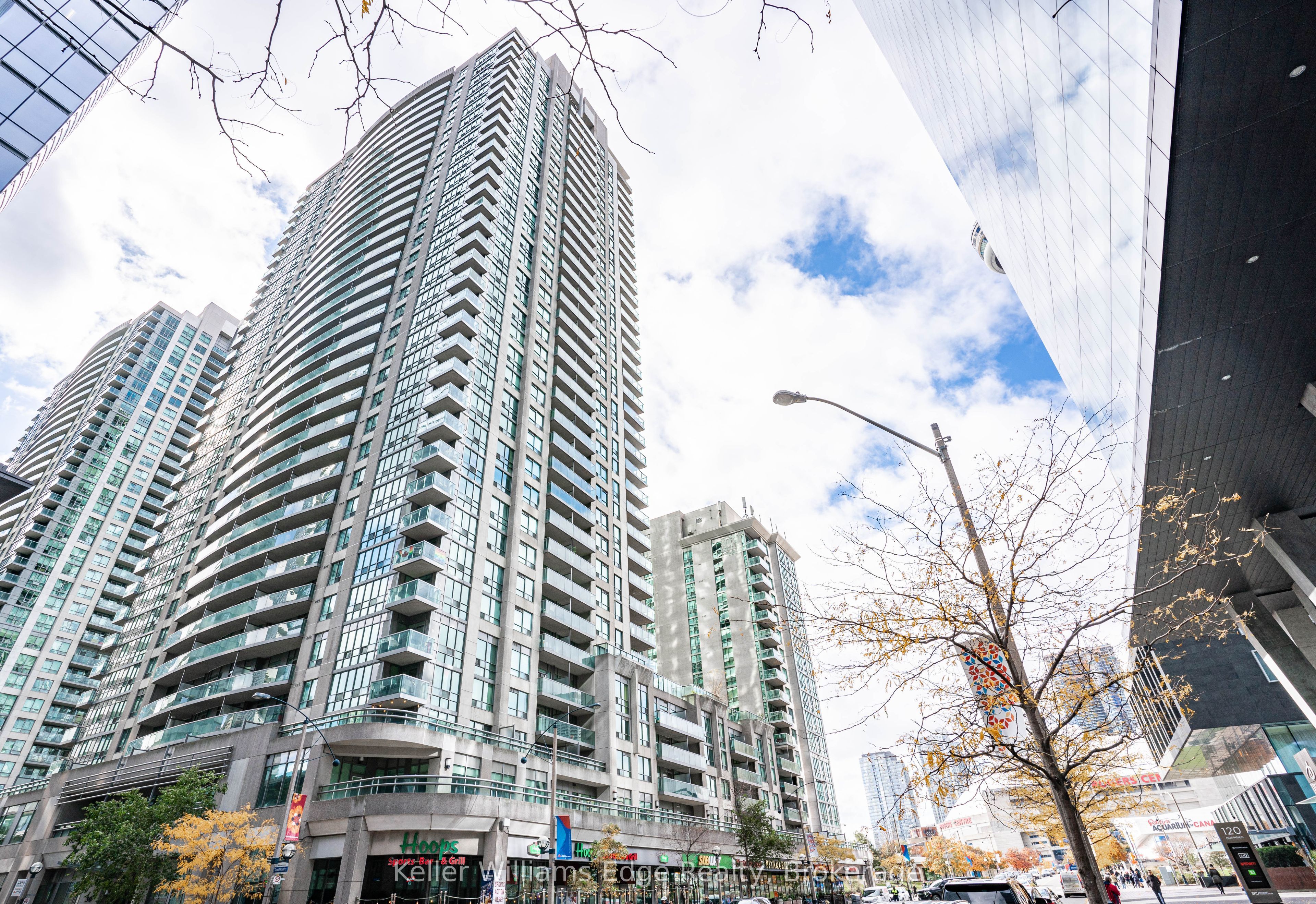 30 Grand Trunk Crescent W 2001, Toronto, ON M5J 3A4