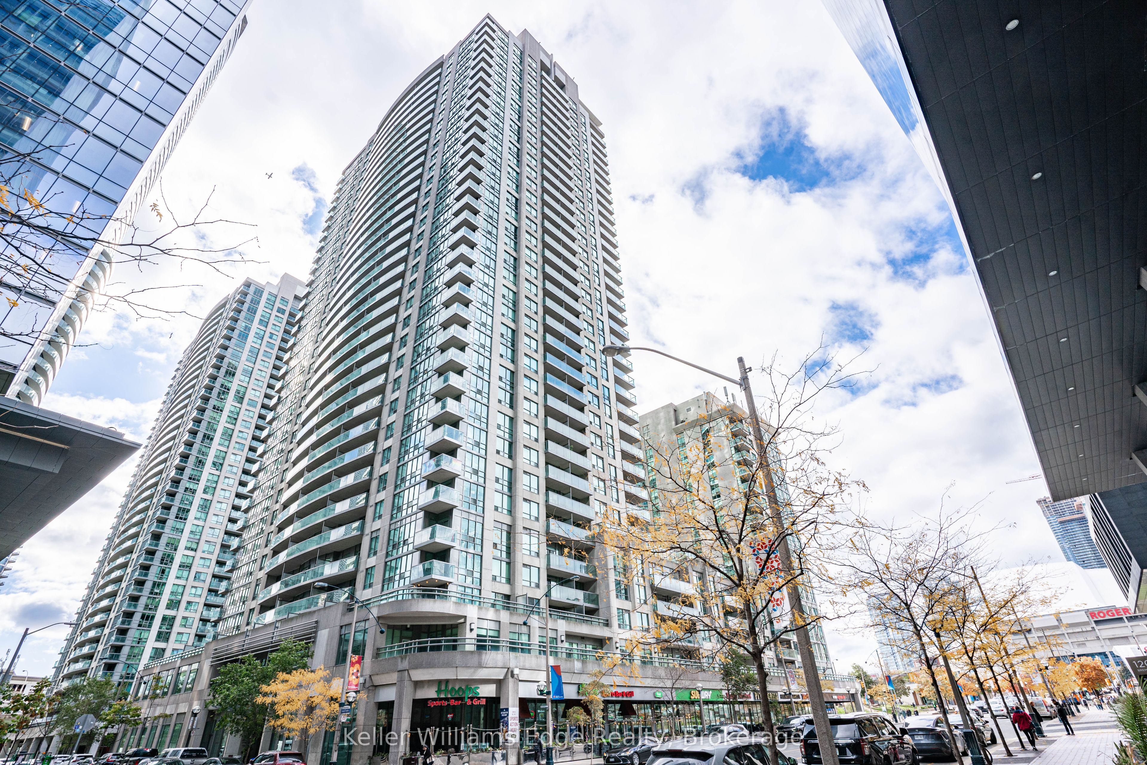 30 Grand Trunk Crescent W 2001, Toronto, ON M5J 3A4 photo 2