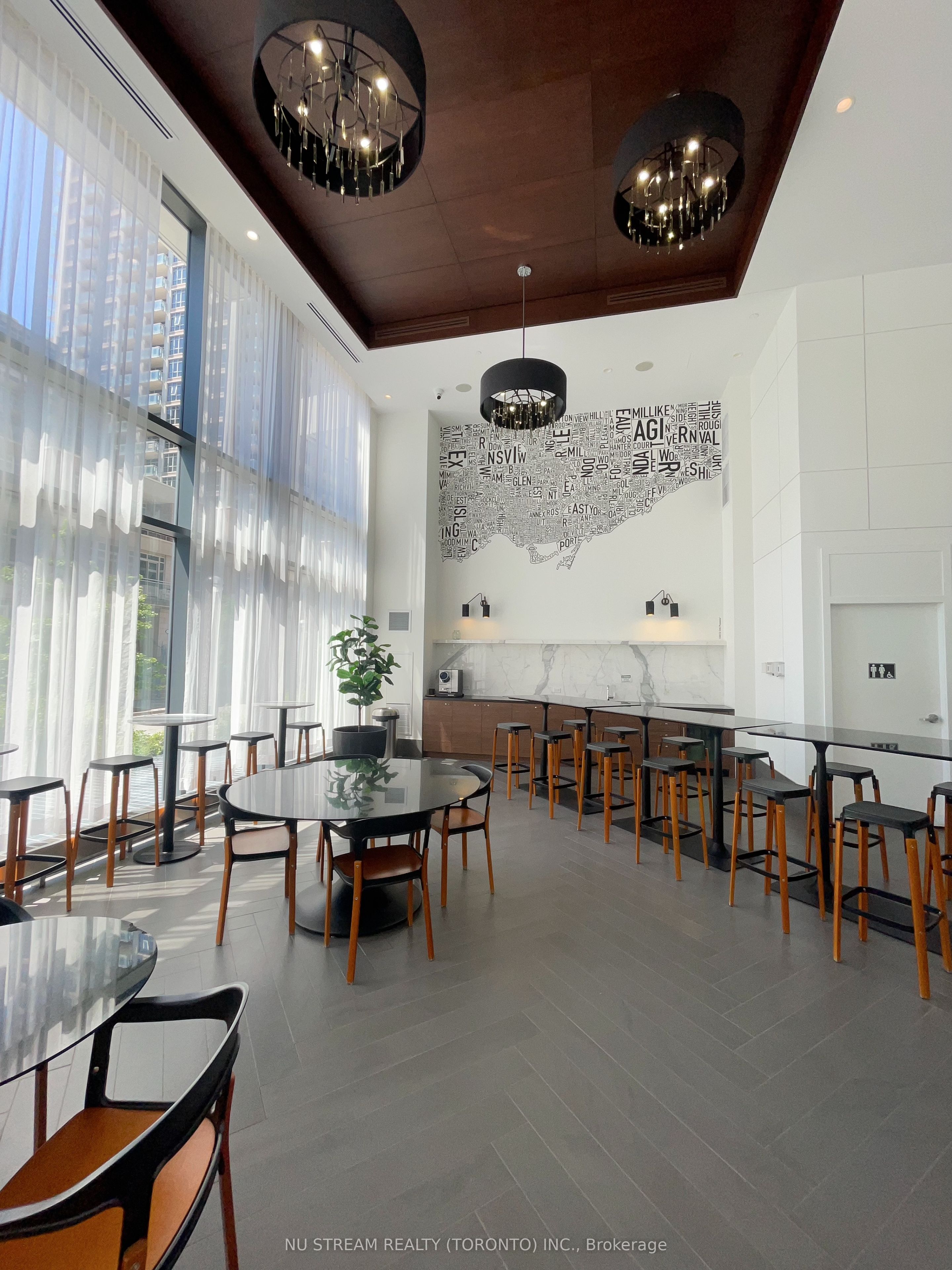 38 Iannuzzi Street 207, Toronto, ON M5V 0S2 photo 5