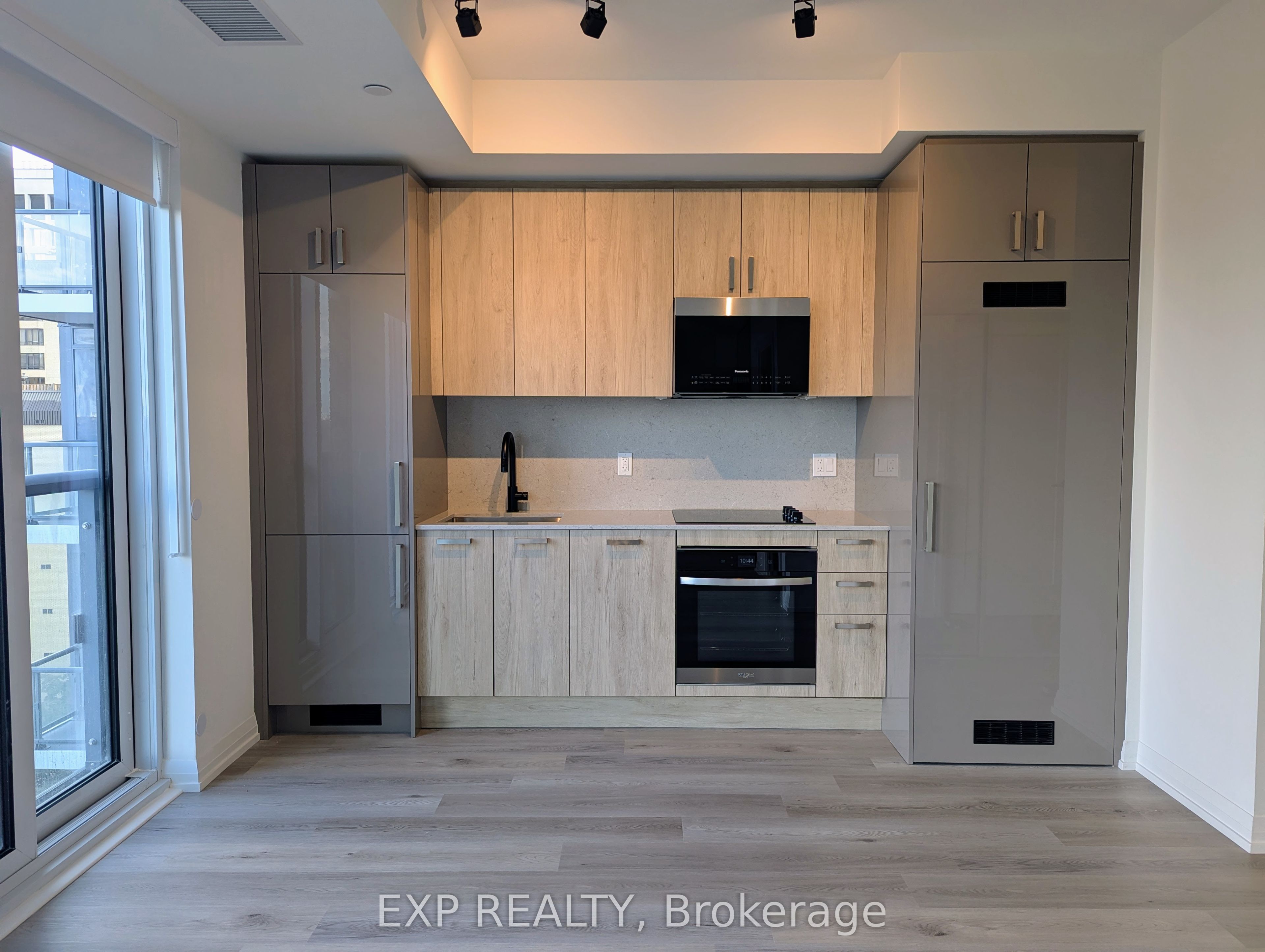 280 Dundas Street W 814, Toronto, ON M5T 1V4 photo 2