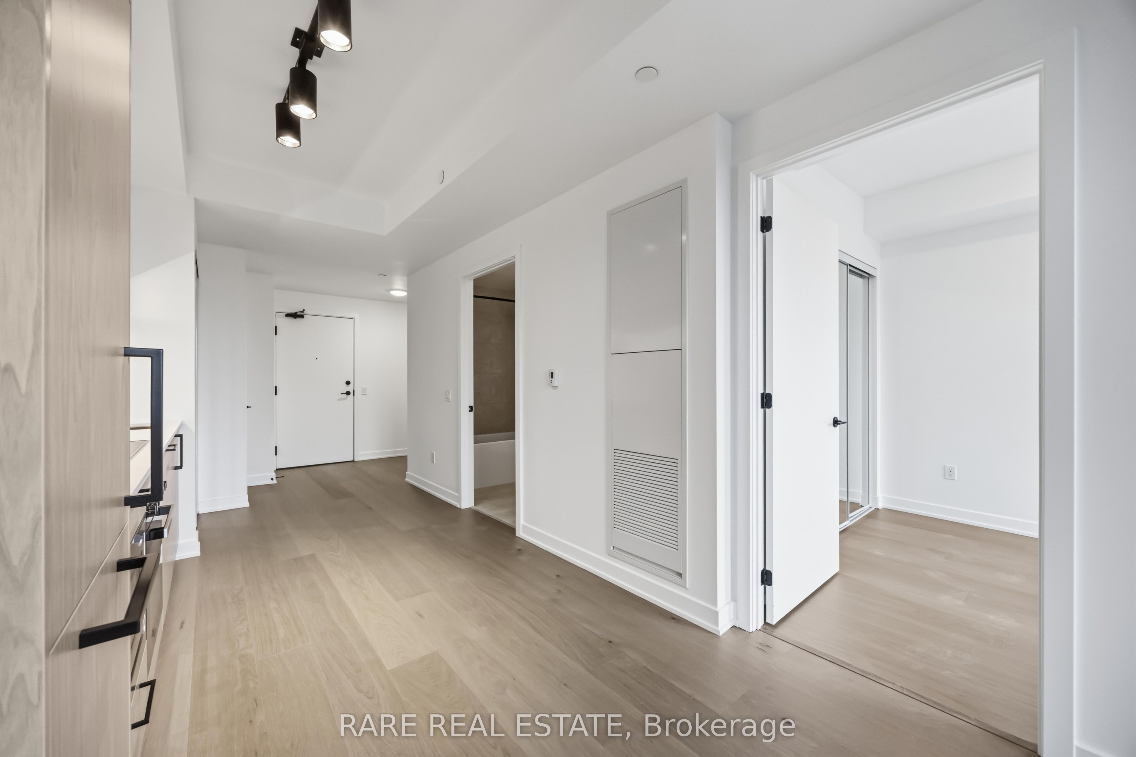 91 Montclair Avenue 1007, Toronto, ON M5P 0B1 photo 3