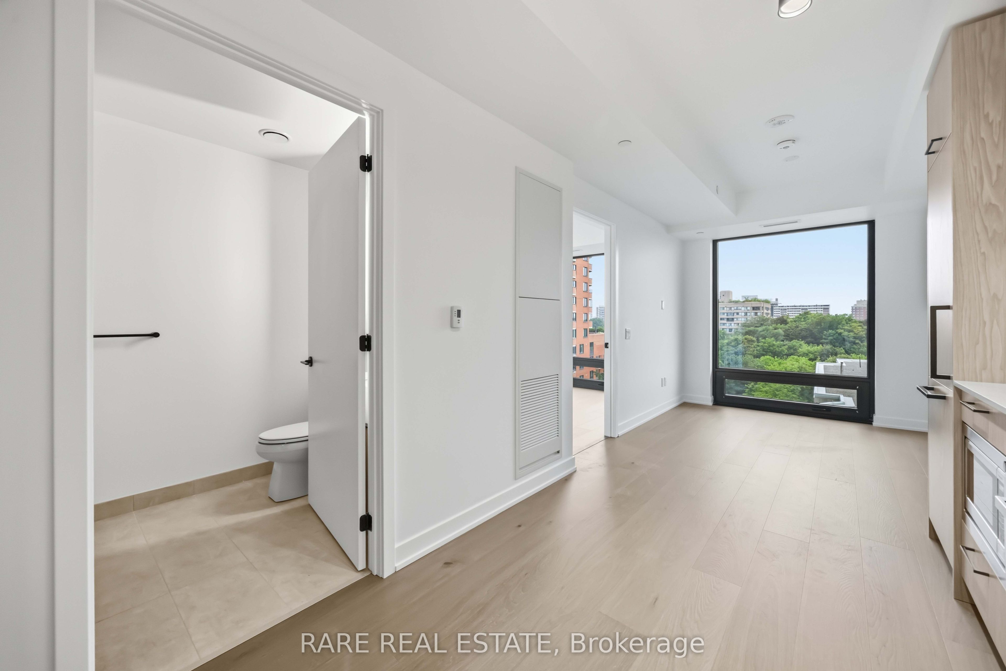 91 Montclair Avenue 1007, Toronto, ON M5P 0B1 photo 4