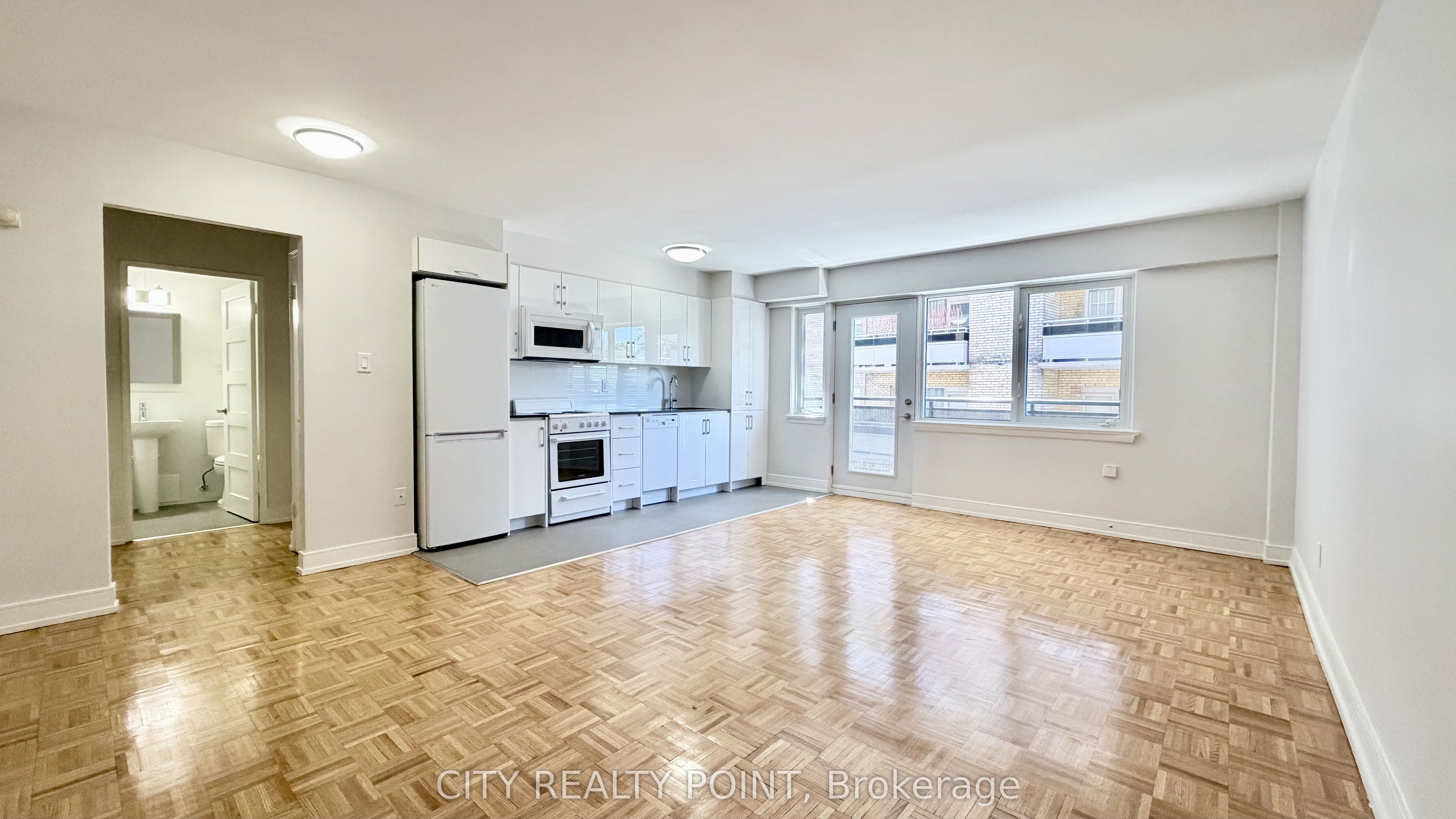 95 Lawton Boulevard 407, Toronto, ON M4V 1Z8 photo 2