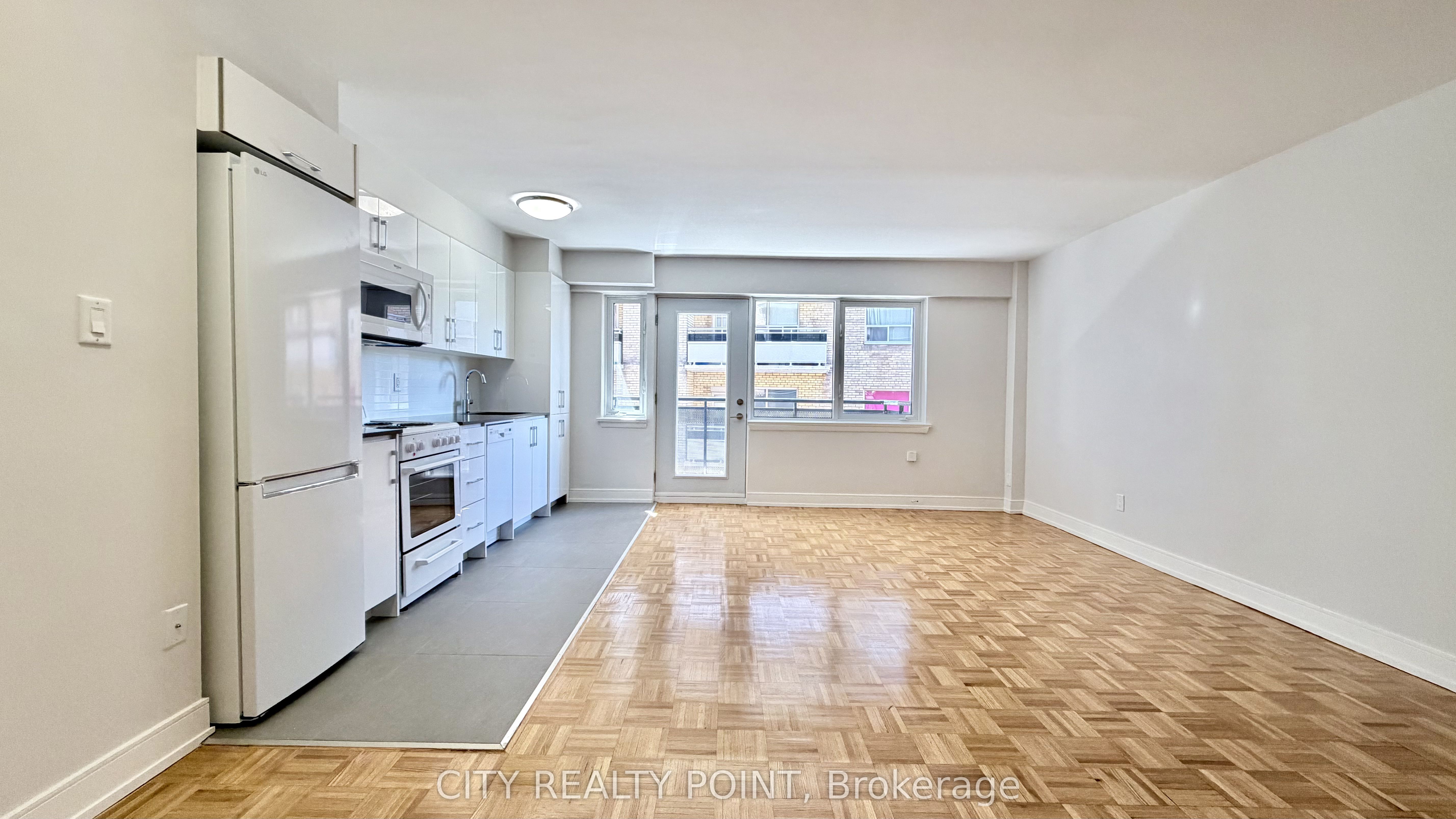 95 Lawton Boulevard 407, Toronto, ON M4V 1Z8 photo 3