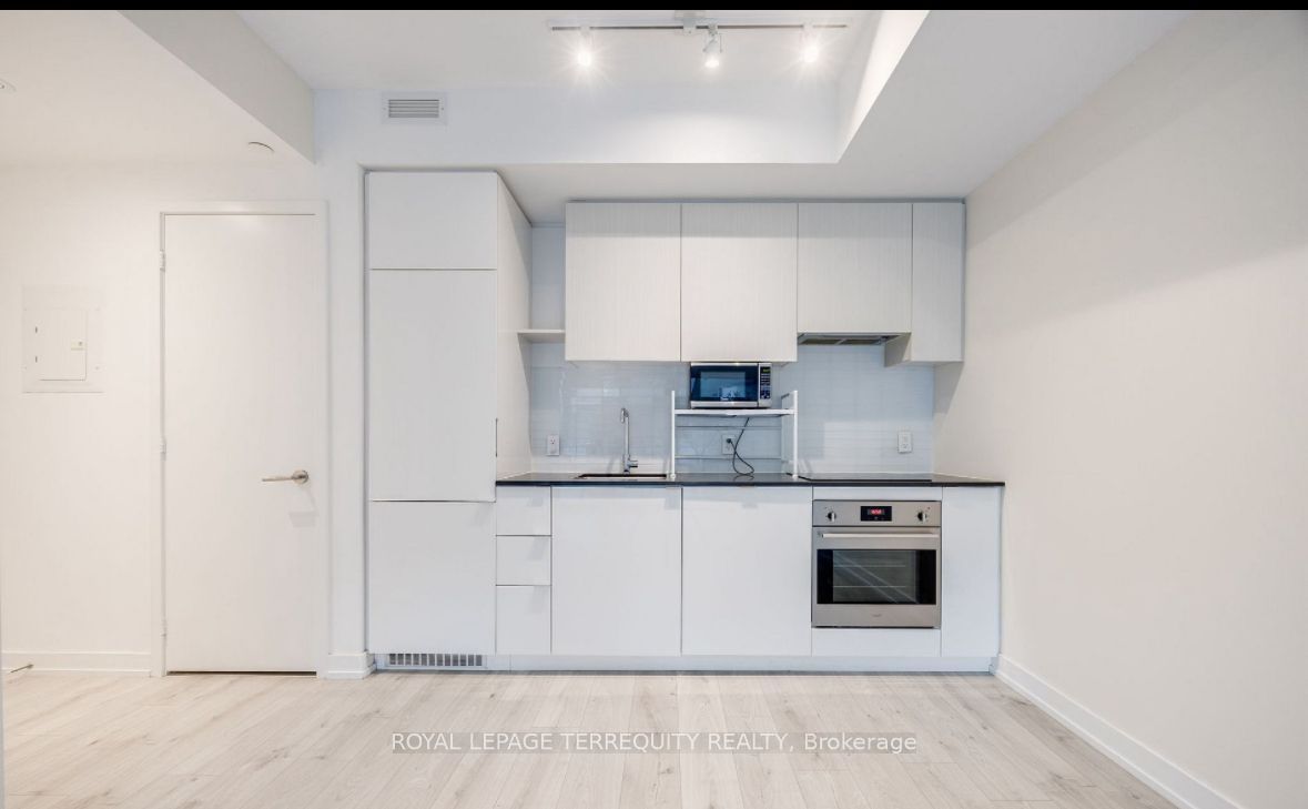161 Roehampton Avenue 330, Toronto, ON M4P 0C8 photo 2