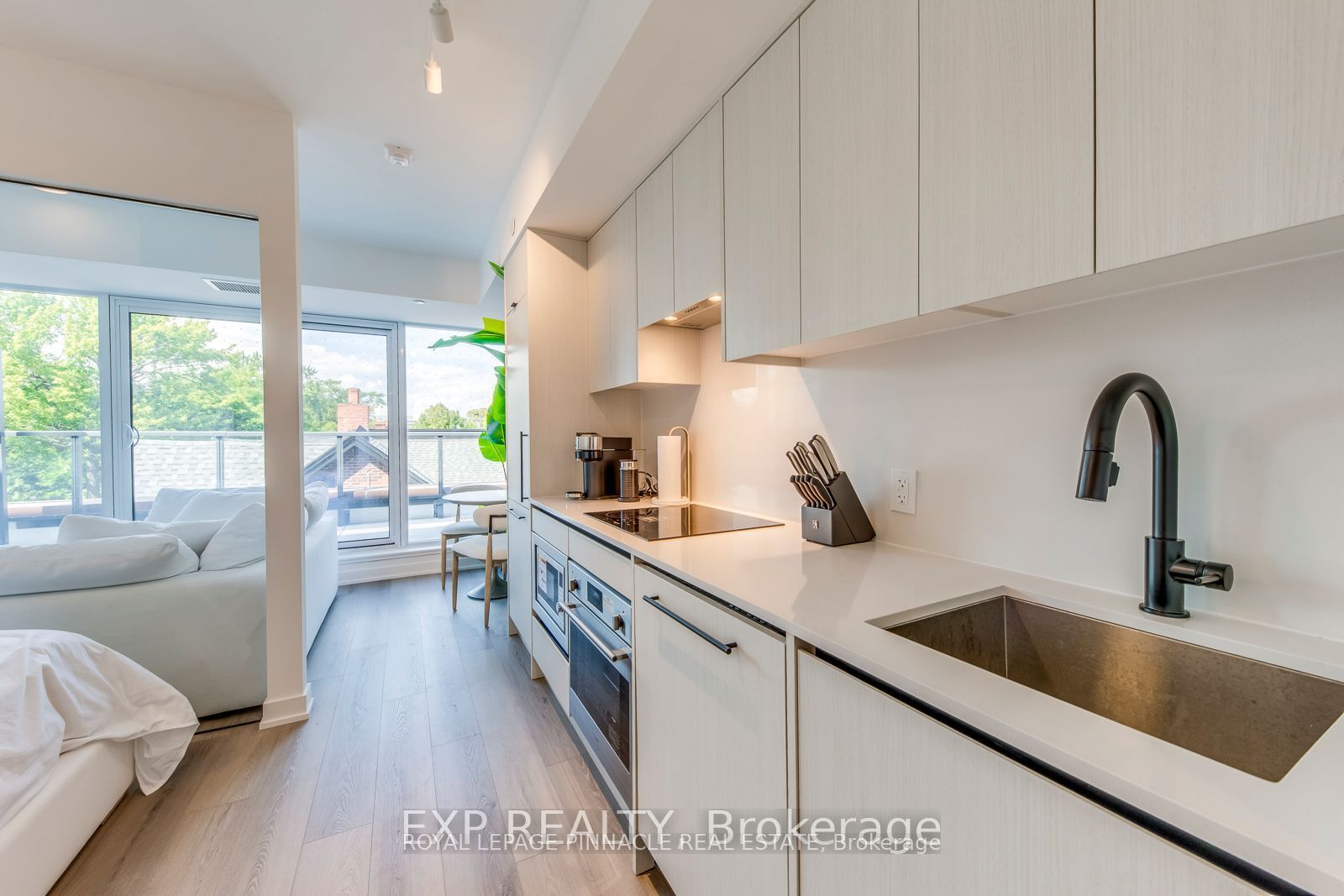 5 Lakeview Avenue 415, Toronto, ON M6J 0H3 photo 4