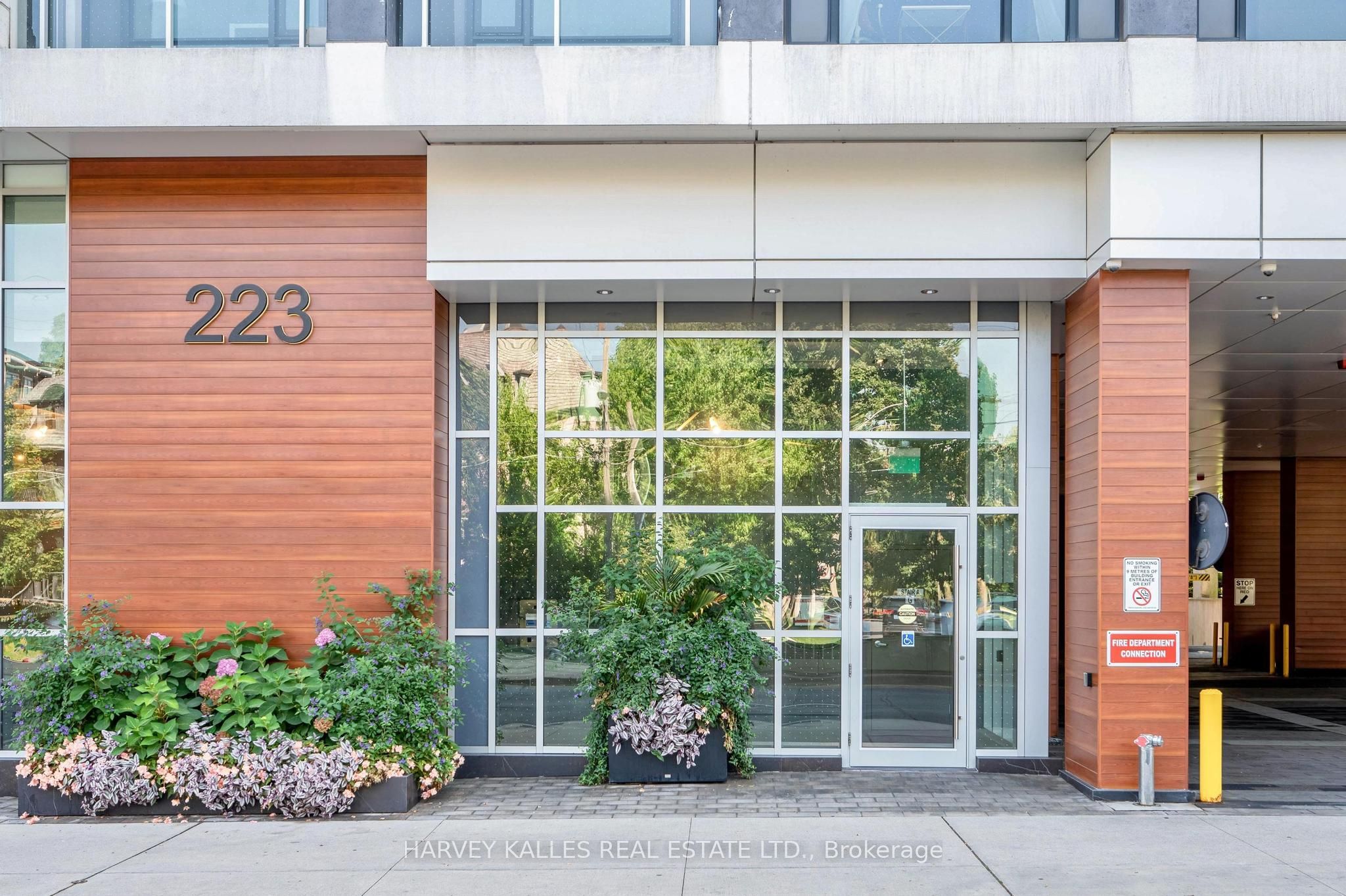 223 St Clair Avenue W 410, Toronto, ON M4V 0A5 photo 2