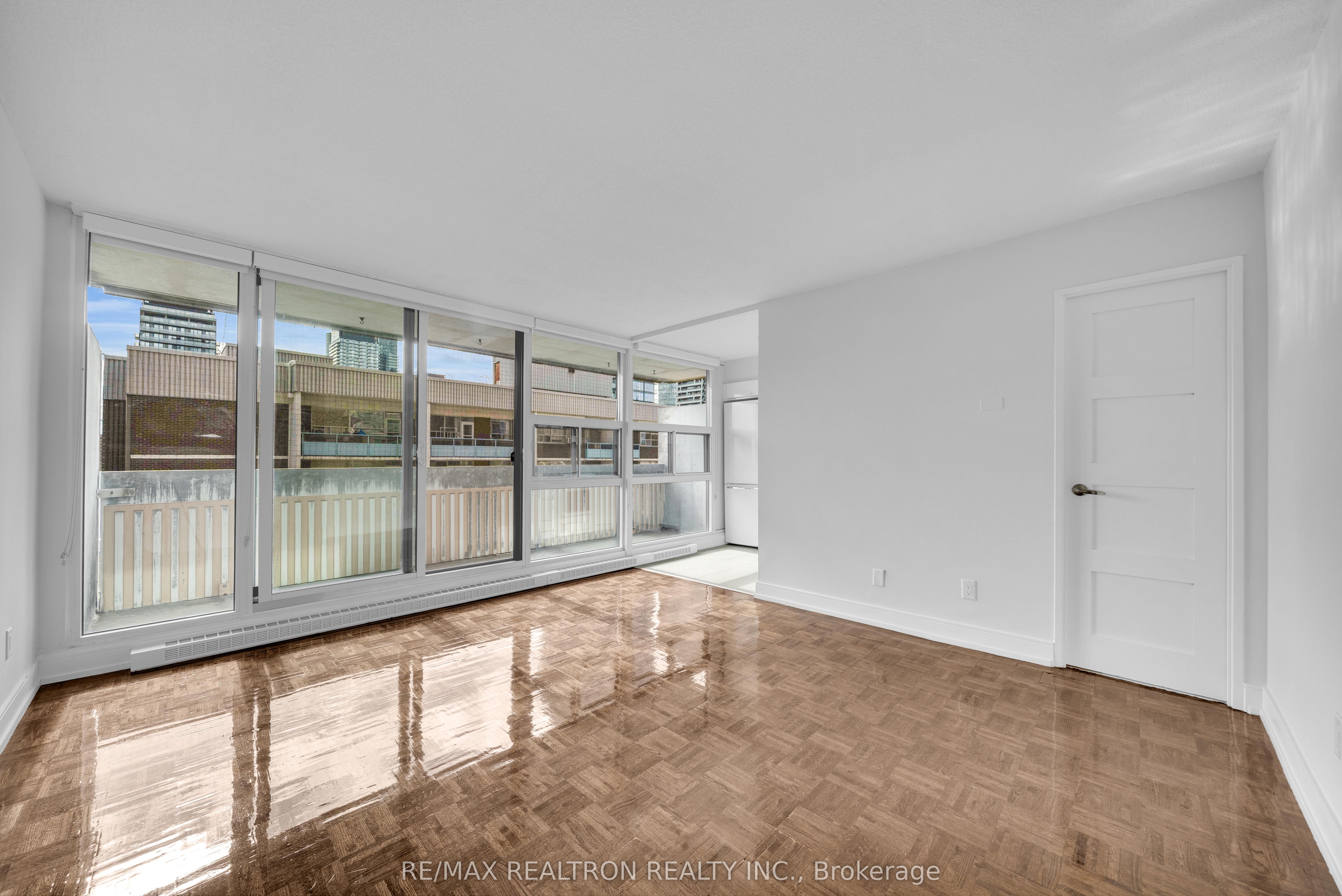 33 Isabella Street 201, Toronto, ON M4Y 2P7 photo 2