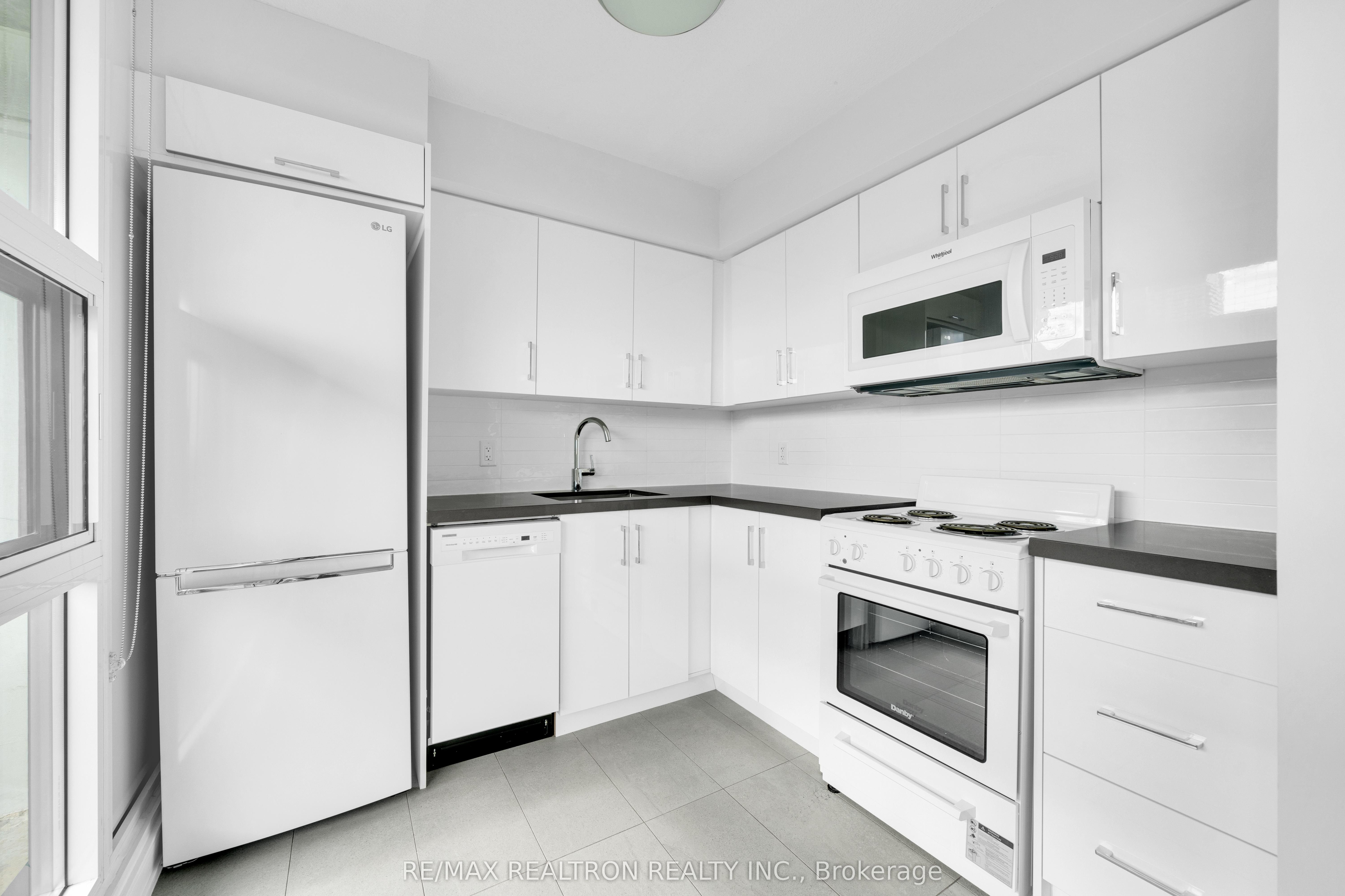 33 Isabella Street 201, Toronto, ON M4Y 2P7 photo 5