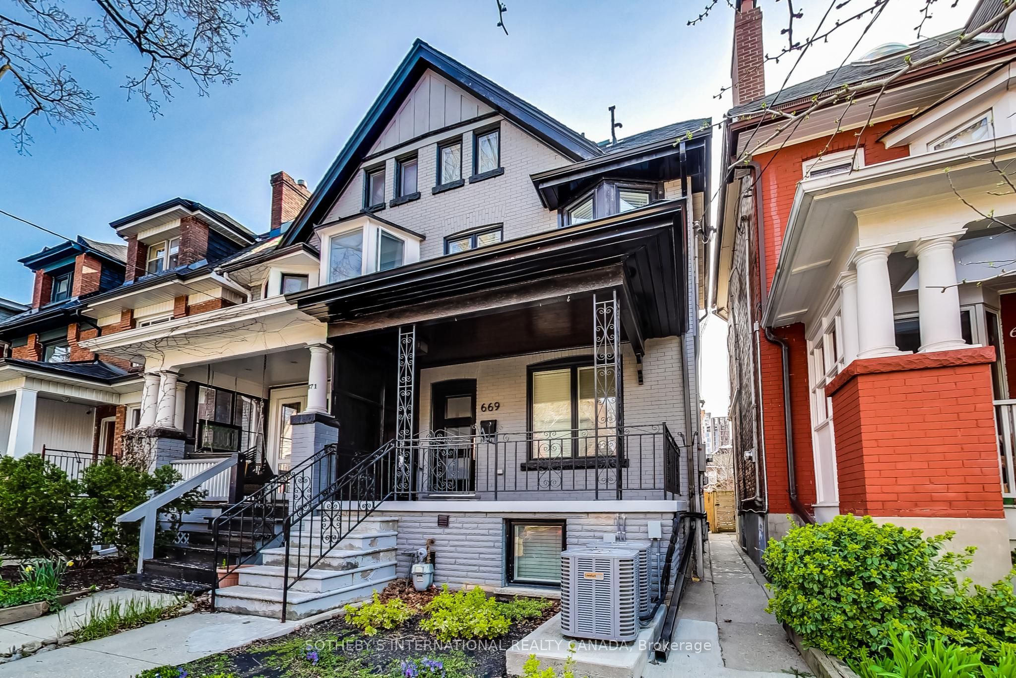 669 Euclid Avenue Lower, Toronto, ON M6G 2T8 photo 2