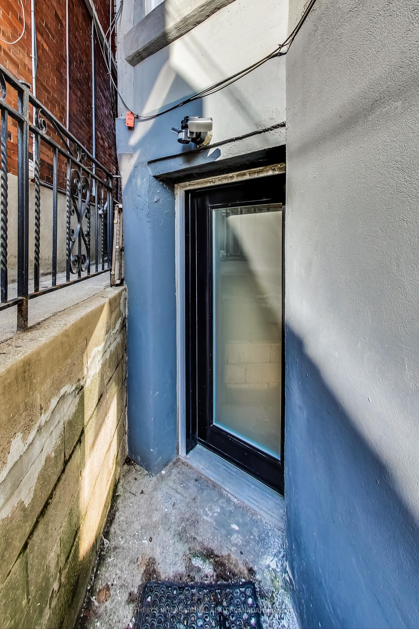 669 Euclid Avenue Lower, Toronto, ON M6G 2T8 photo 5
