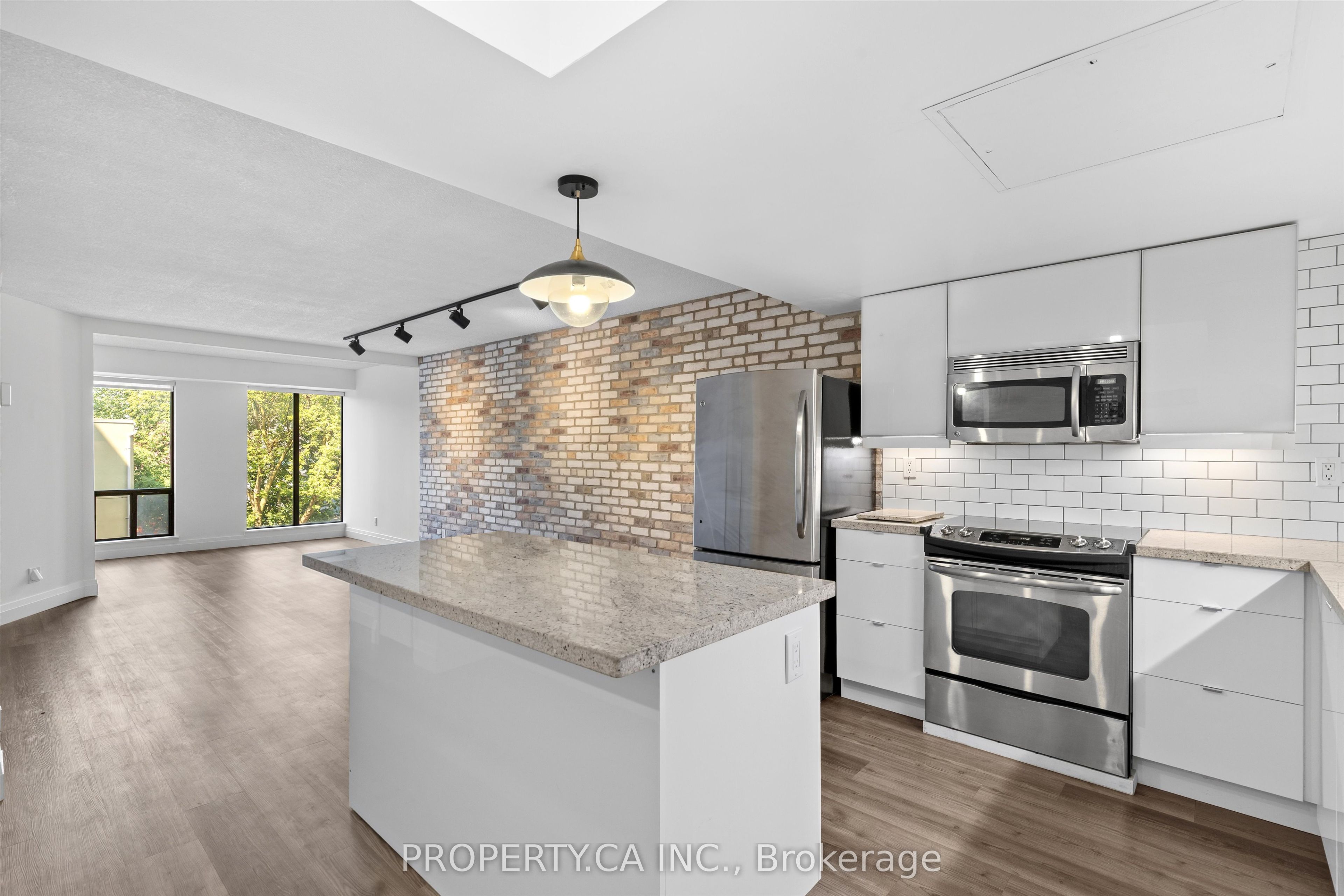 456 College Street 306, Toronto, ON M6G 4A3 photo 2