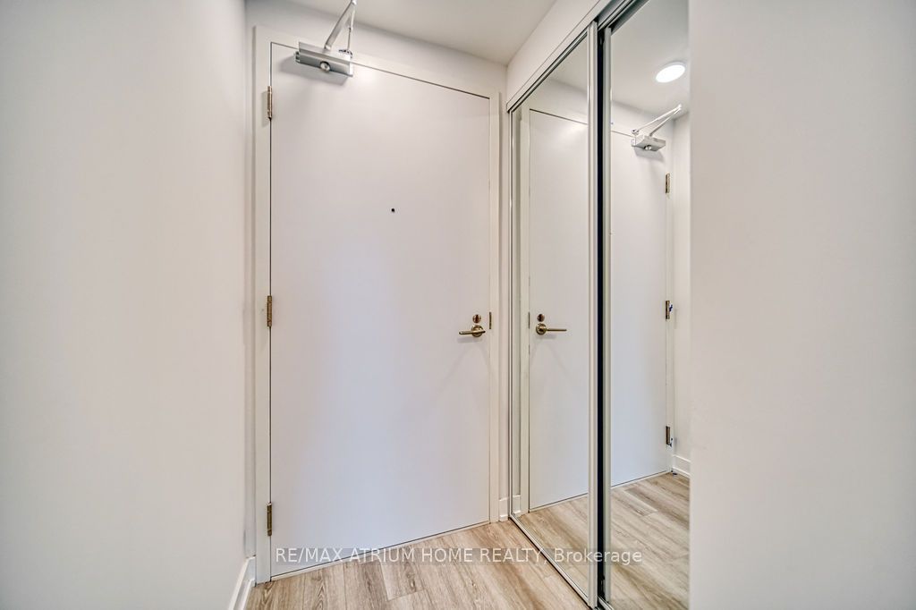238 Simcoe Street 2003, Toronto, ON M5T 3B9 photo 5