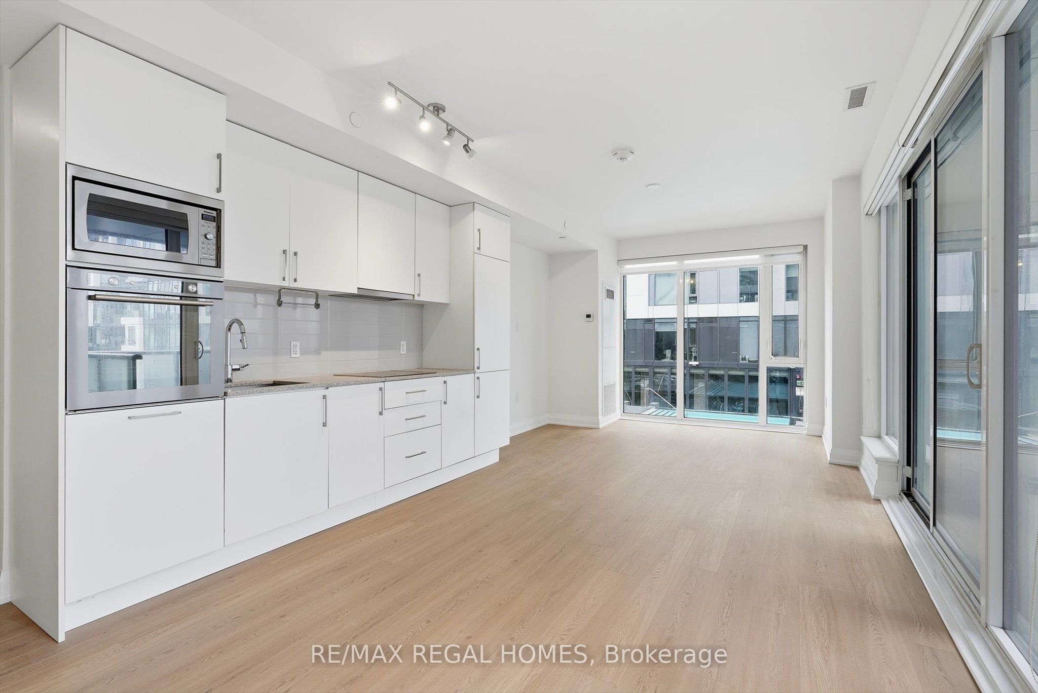 576 Front Street W 1008E, Toronto, ON M5V 0P8 photo 3