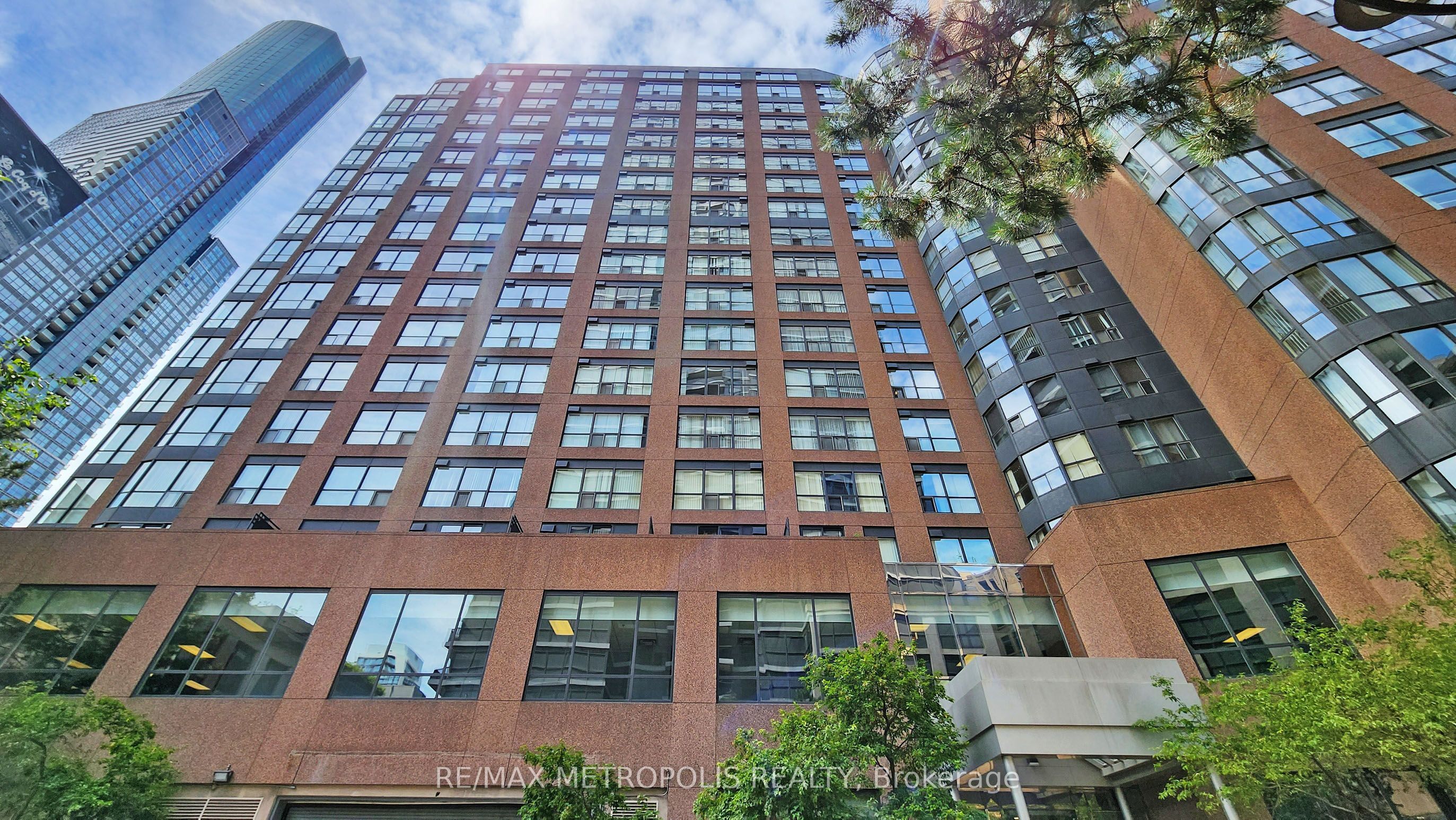 7 Carlton Street 904, Toronto, ON M5B 2M3