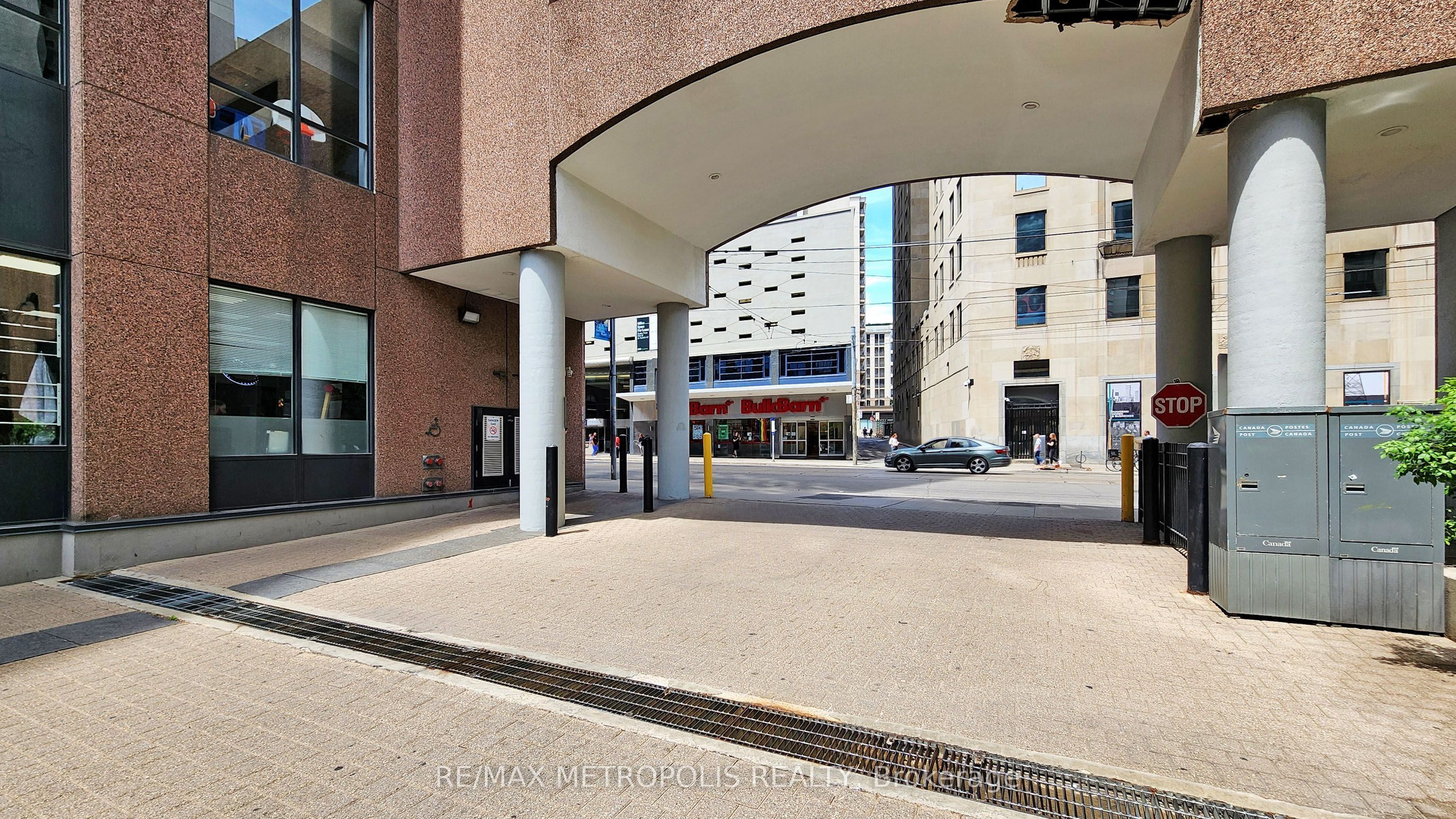 7 Carlton Street 904, Toronto, ON M5B 2M3 photo 2