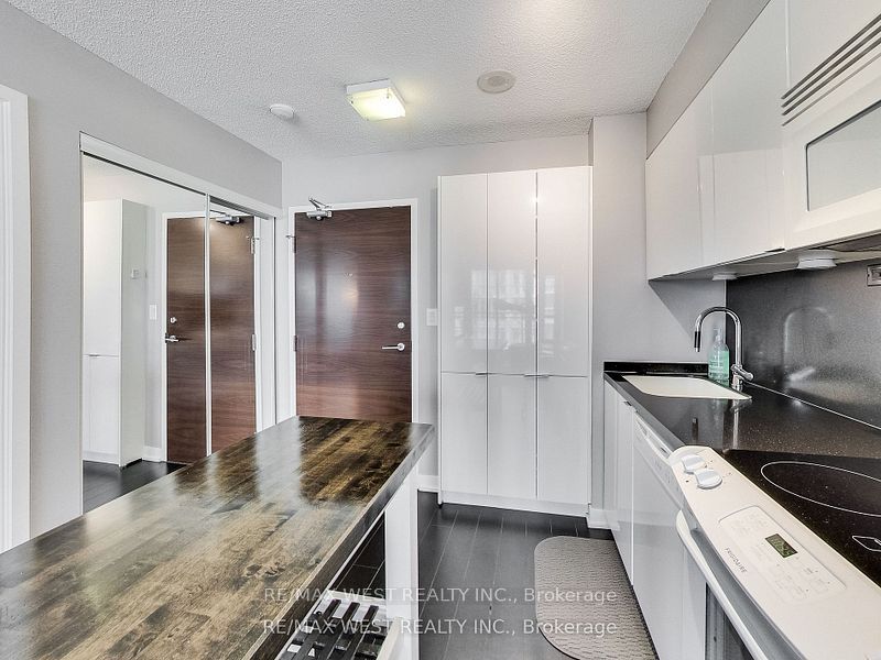 15 Iceboat Terrace 1110, Toronto, ON M5V 4A5 photo 3