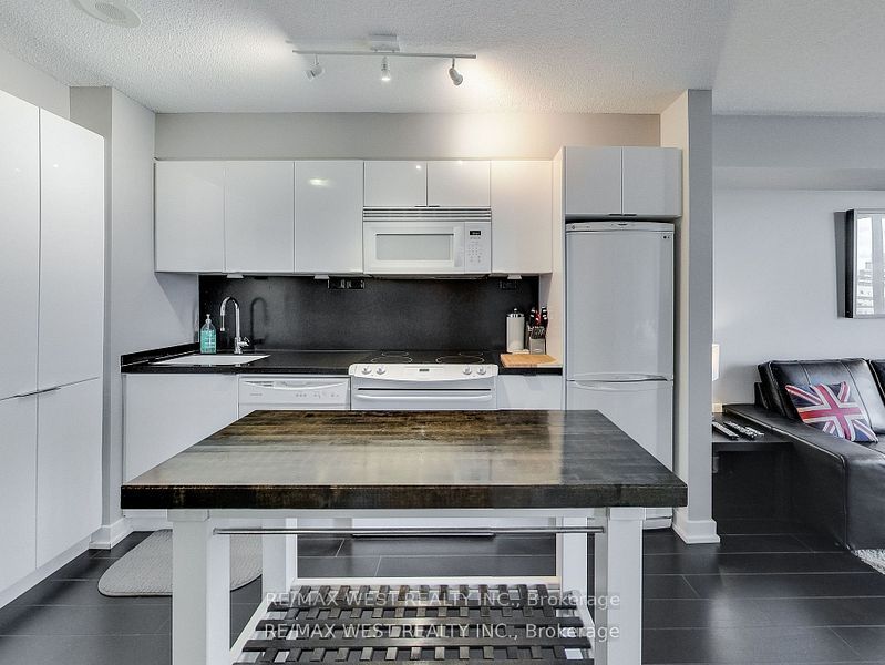 15 Iceboat Terrace 1110, Toronto, ON M5V 4A5 photo 4