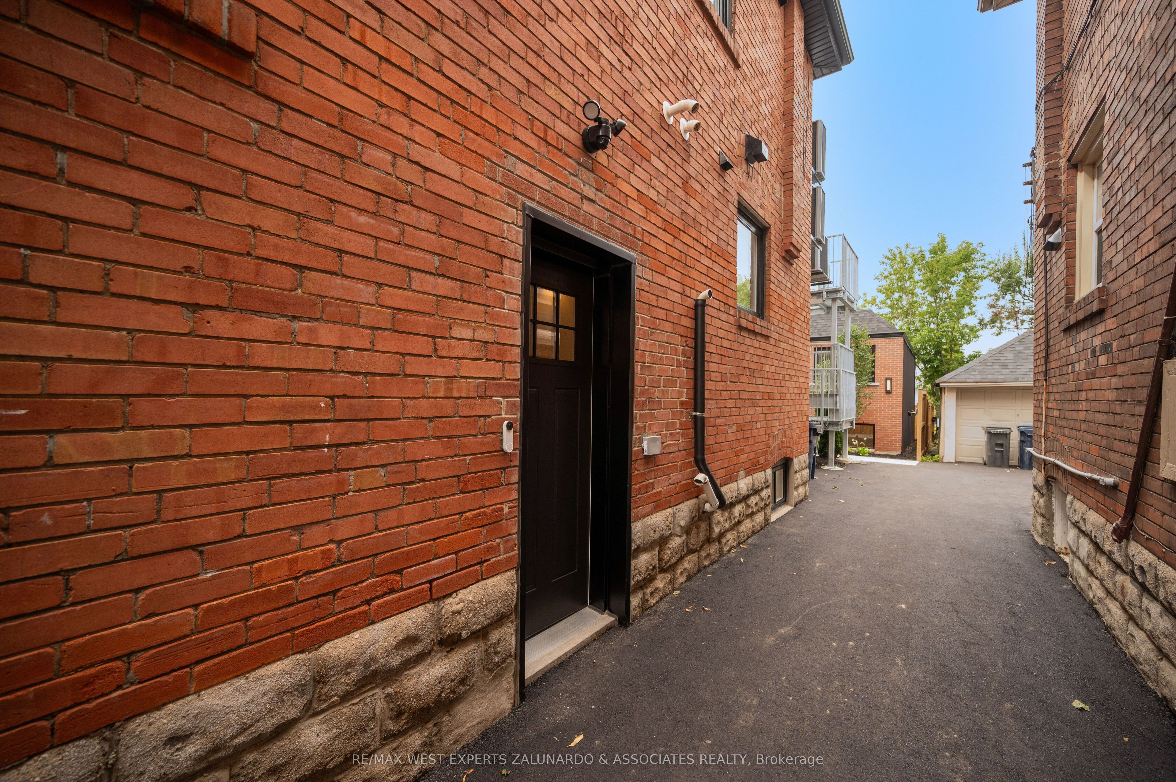 412 Glenholme Avenue 1, Toronto, ON M6E 3E7 photo 2