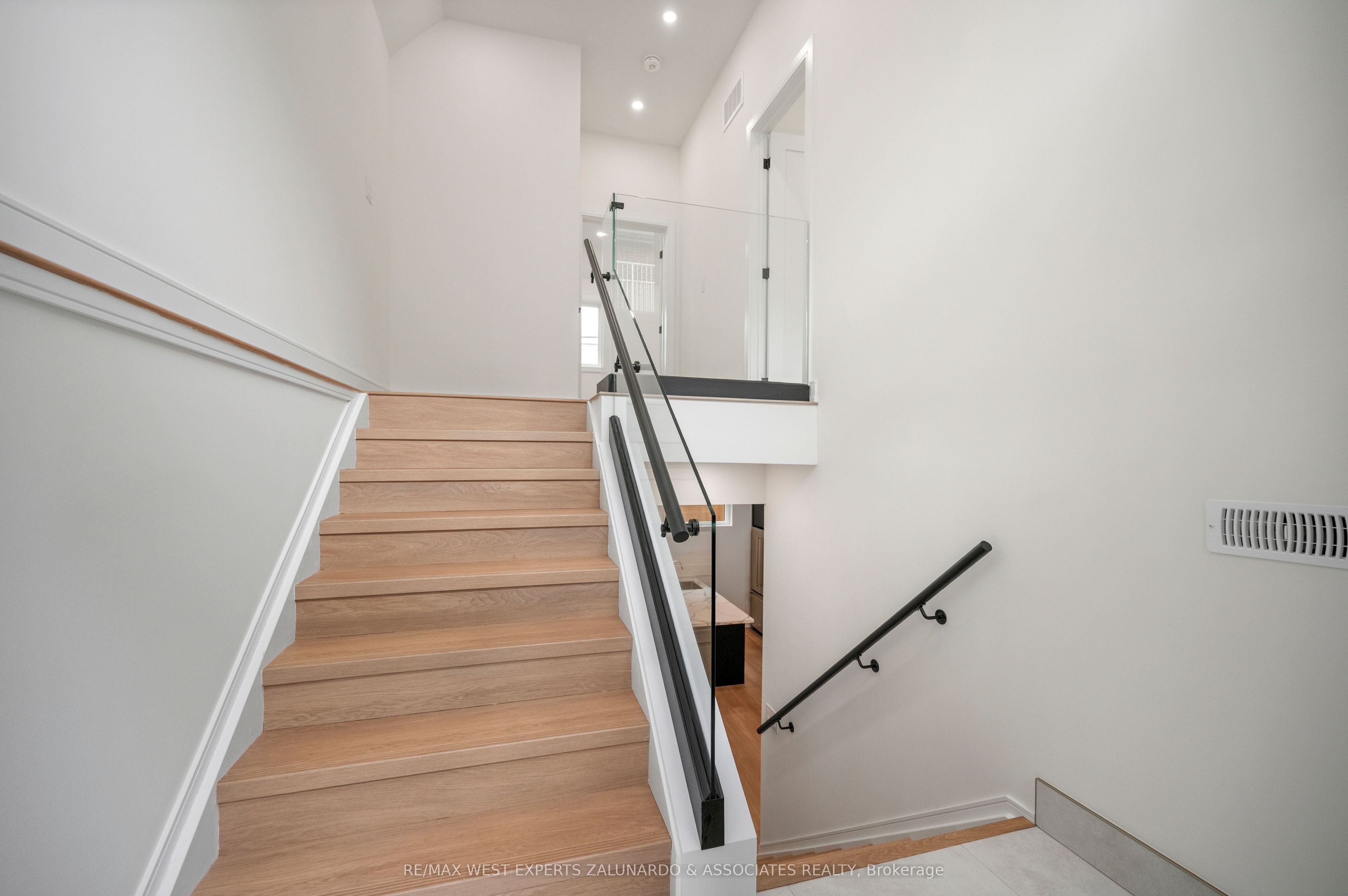 412 Glenholme Avenue Garden Suite, Toronto, ON M6E 3E7 photo 5