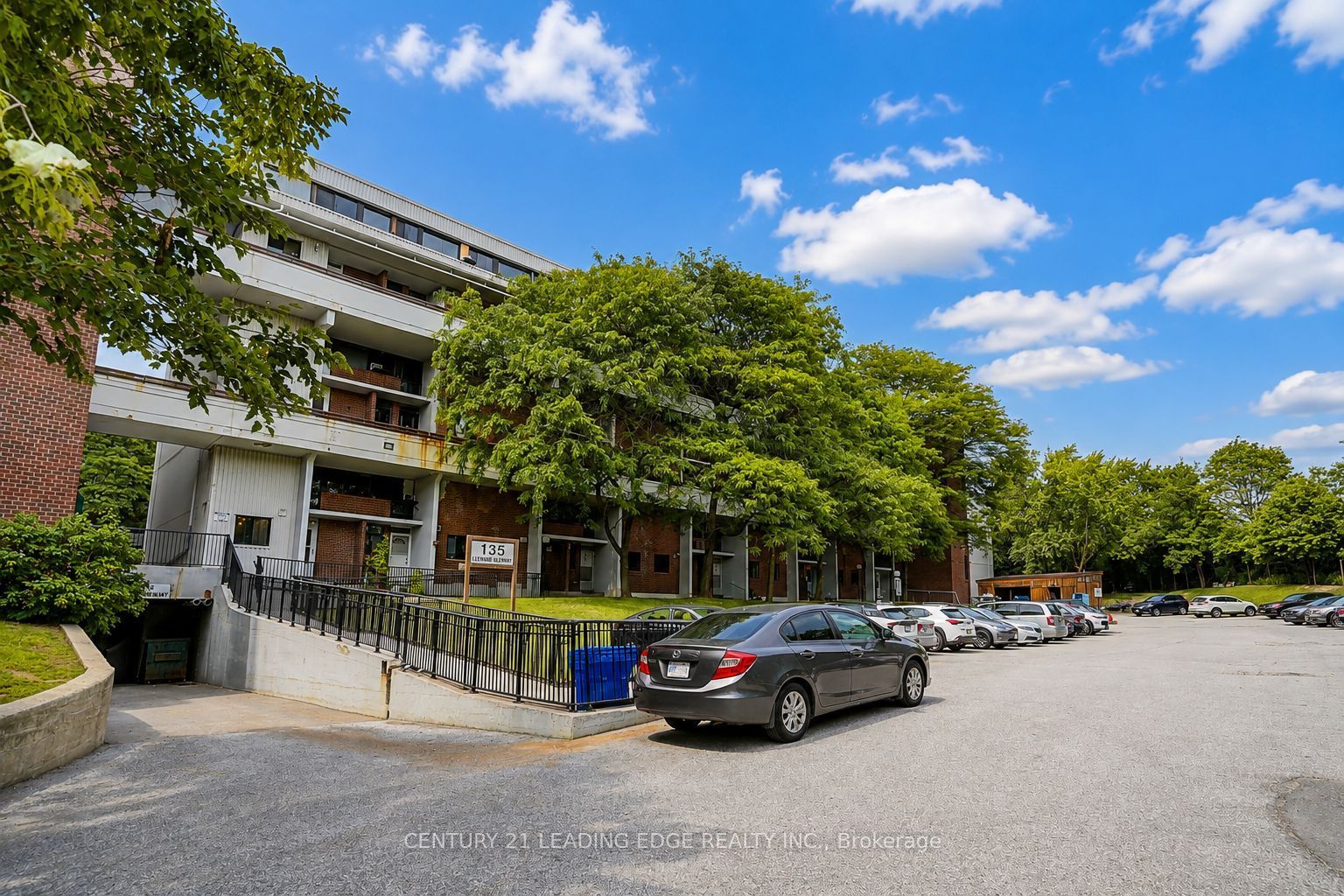 135 Leeward Glenway 207, Toronto, ON M3C 2Z2 photo 2