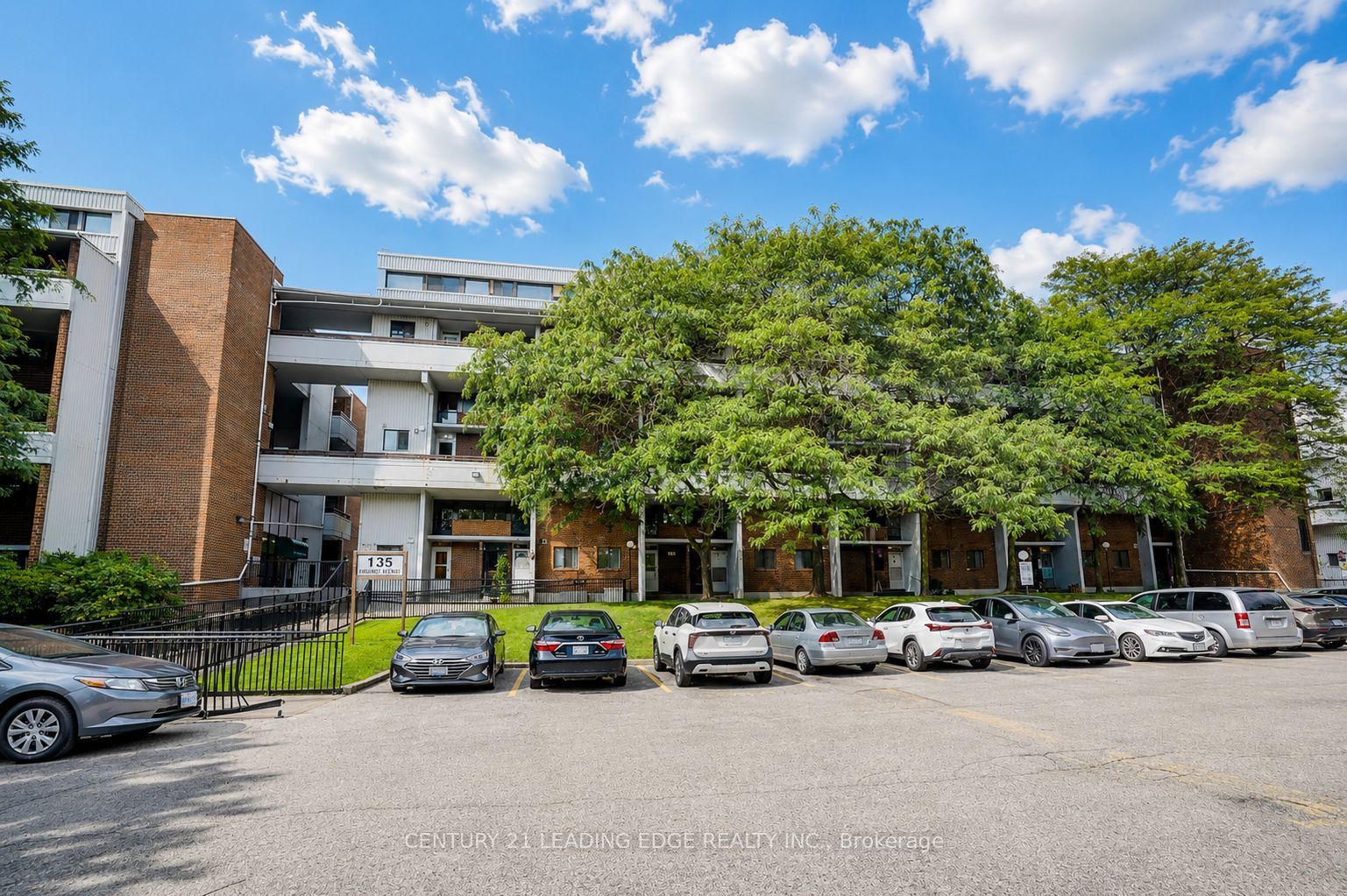 135 Leeward Glenway 207, Toronto, ON M3C 2Z2 photo 3