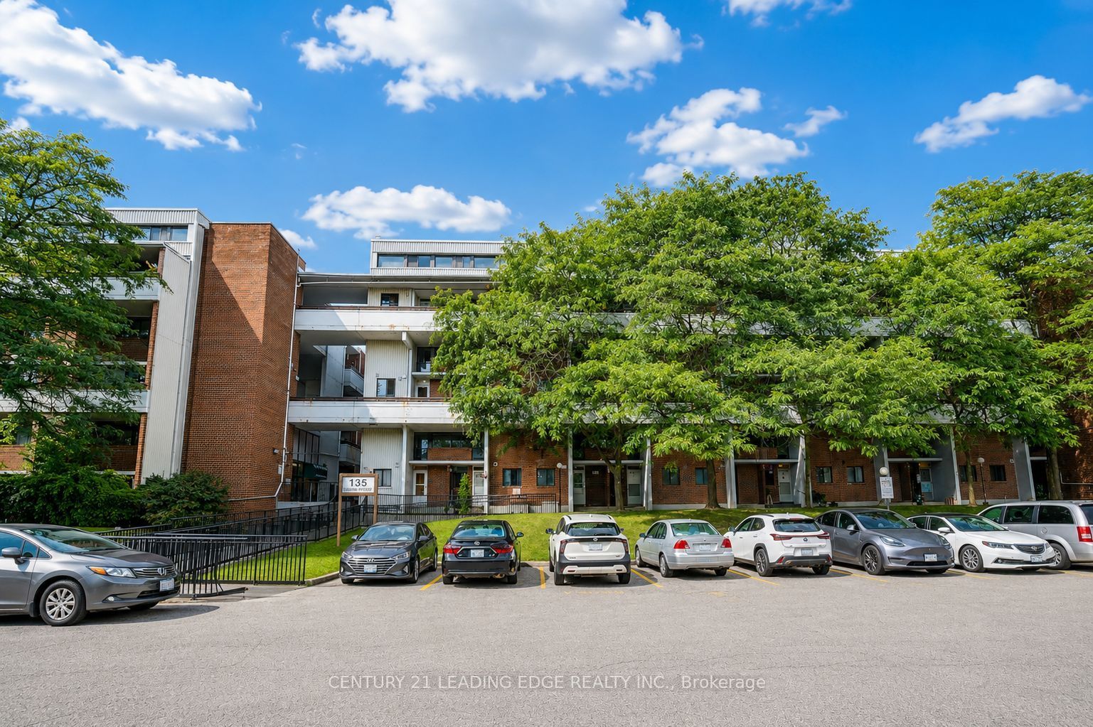 135 Leeward Glenway 207, Toronto, ON M3C 2Z2 photo 4