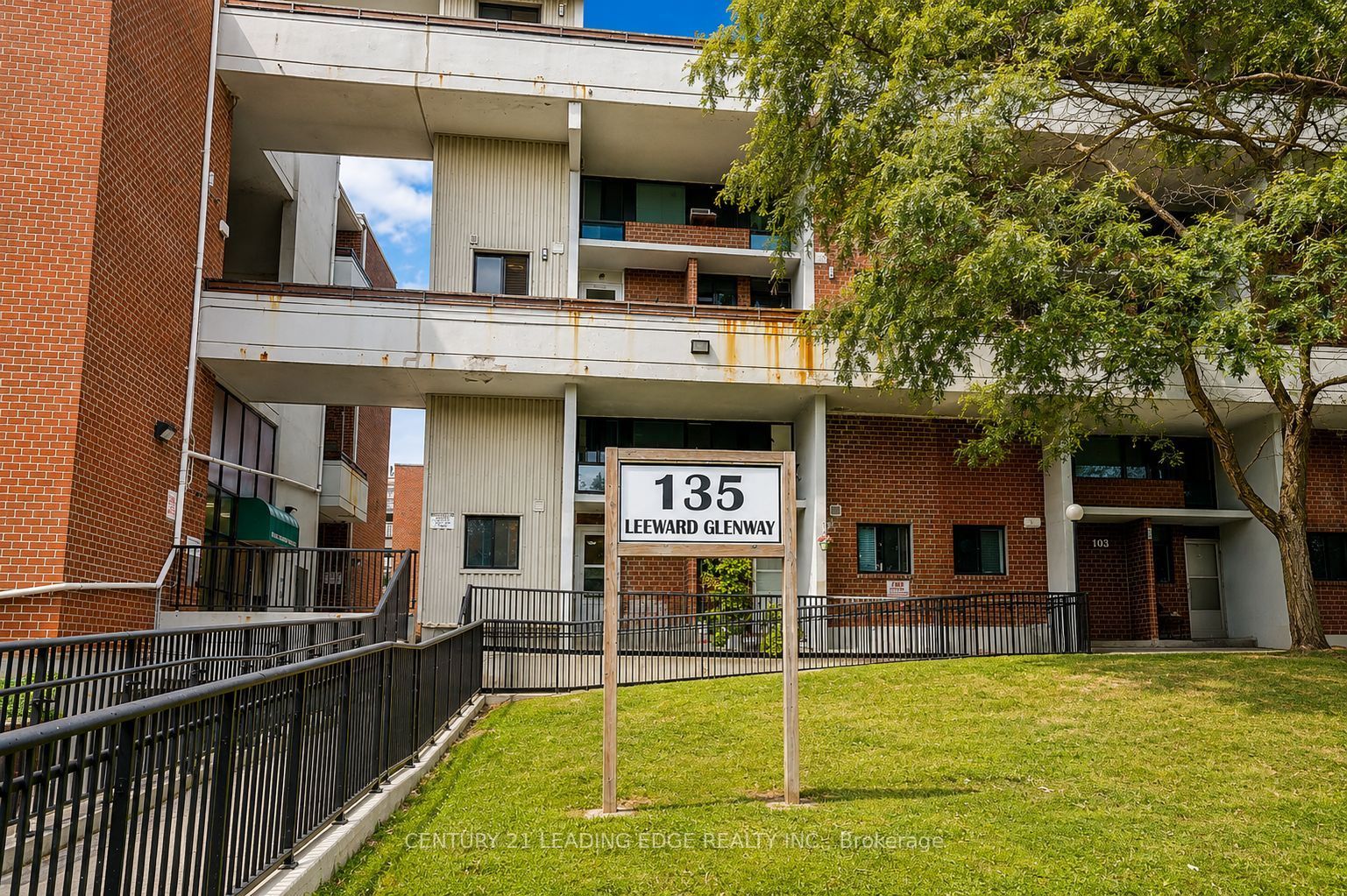 135 Leeward Glenway 207, Toronto, ON M3C 2Z2 photo 5