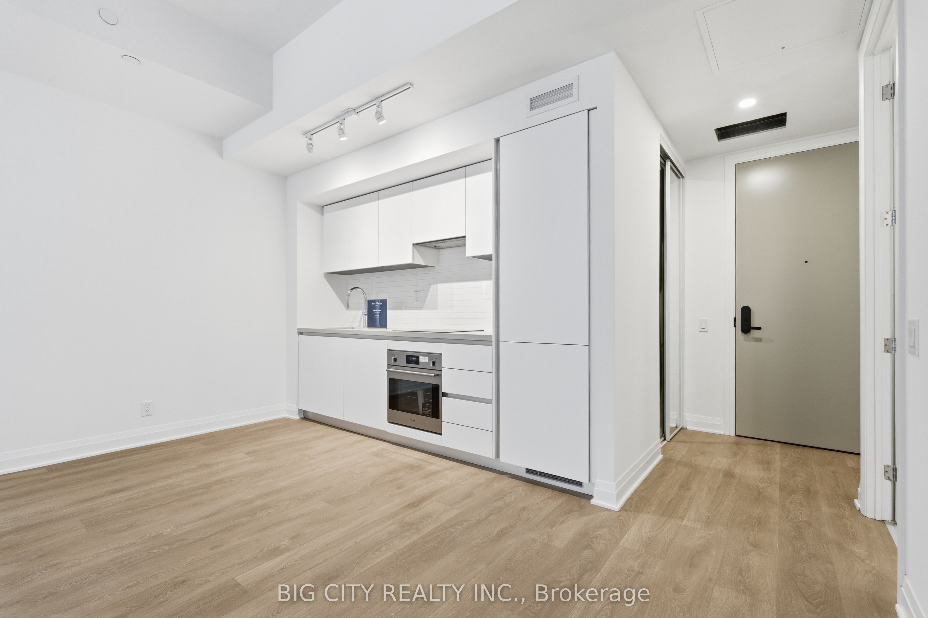 25 Frederick Todd Way 209, Toronto, ON M4G 0C9 photo 5