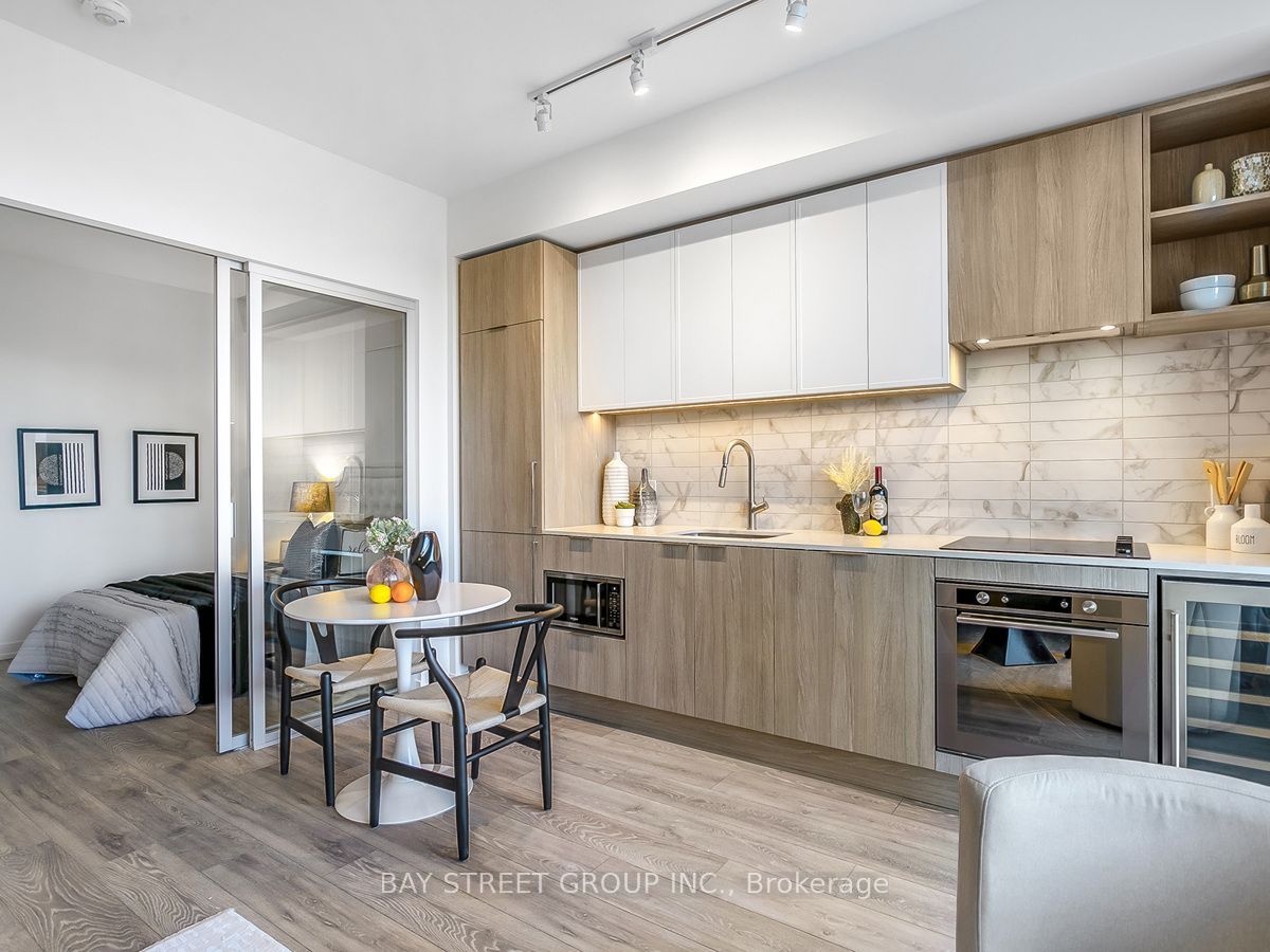2020 Bathurst Street 1812, Toronto, ON M5P 0A6 photo 4