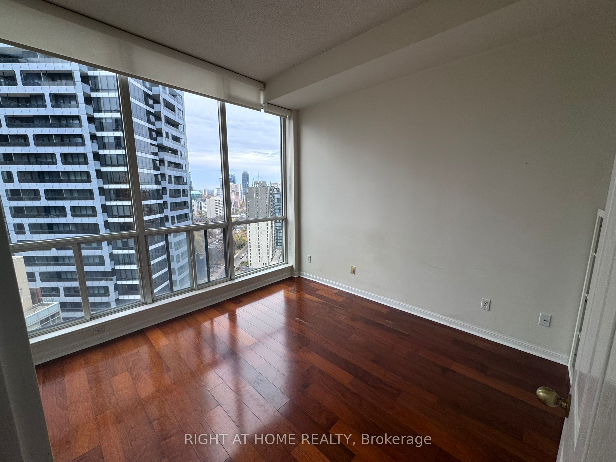 24 Wellesley Street W 2407, Toronto, ON M4Y 2X6 photo 4