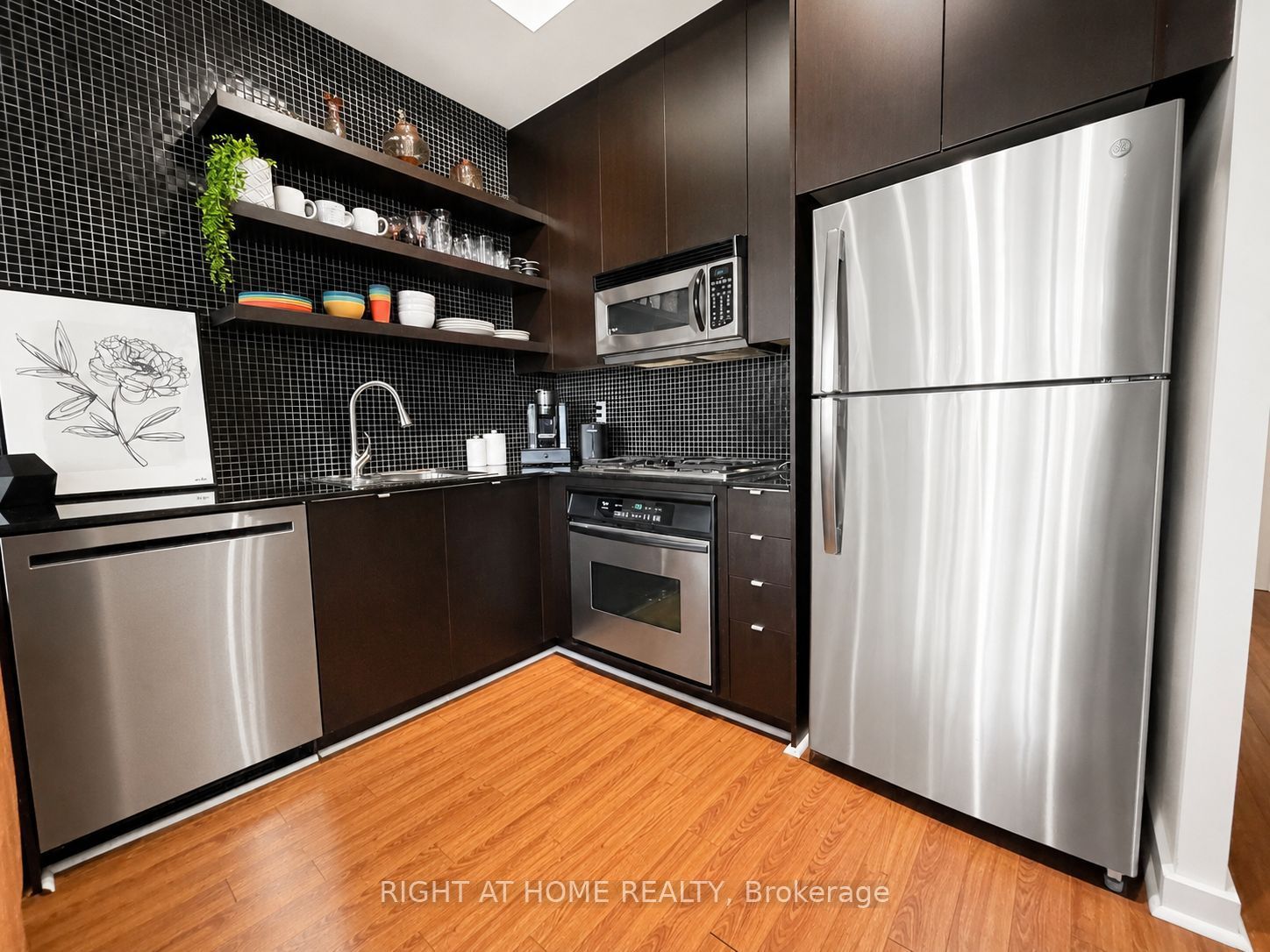 19 Brant Street 605, Toronto, ON M5V 2L2 photo 3