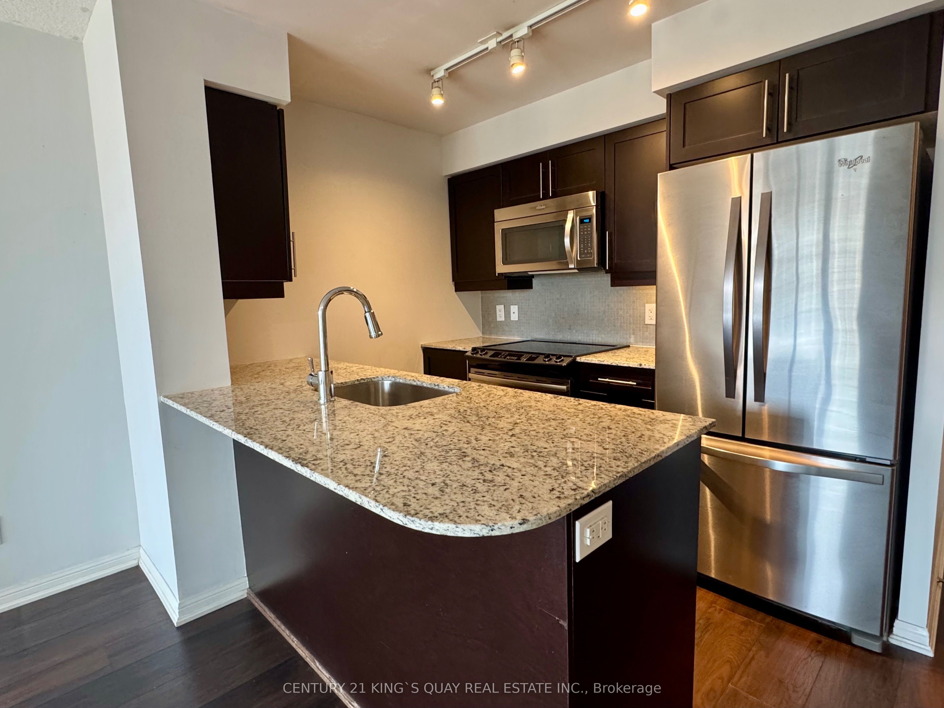 38 Grand Magazine Street 1233, Toronto, ON M5V 0B1 photo 2