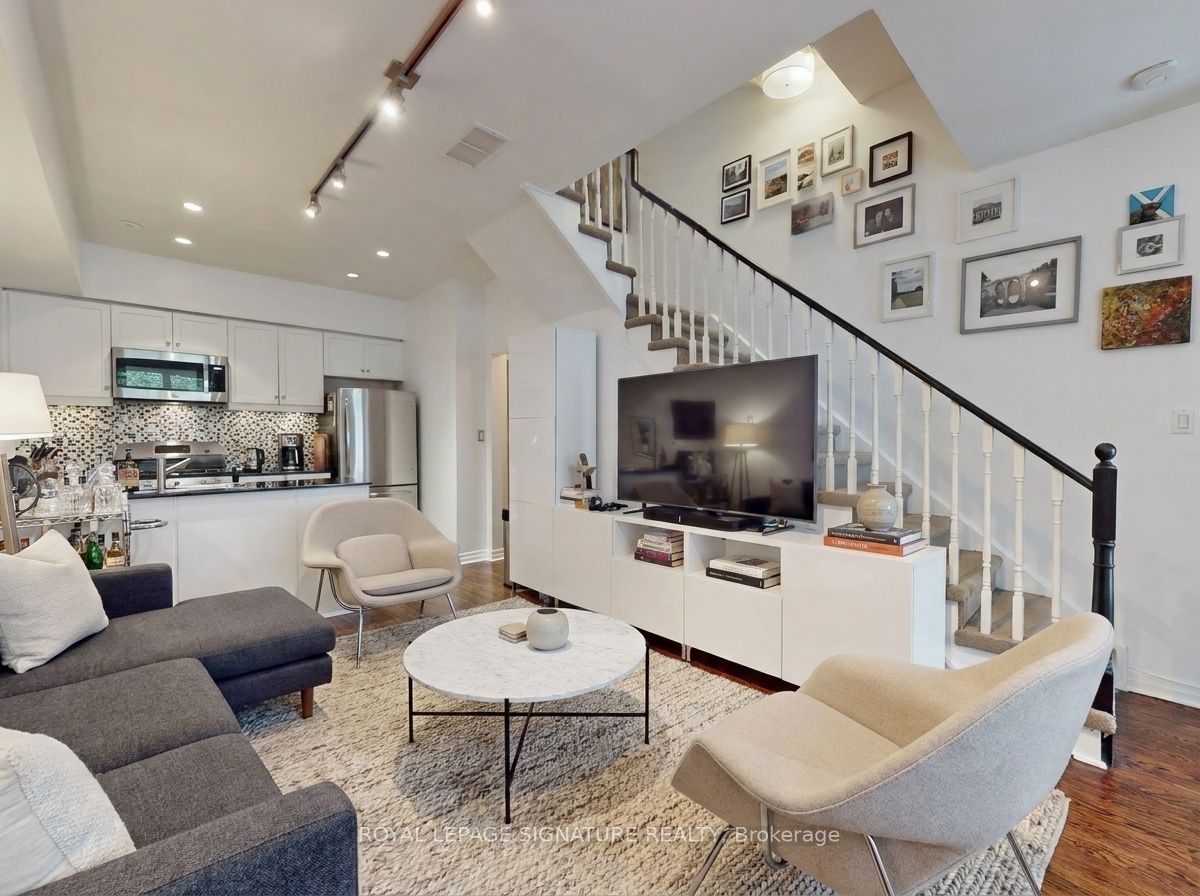 6 Wellesley Place 42, Toronto, ON M4Y 3E1 photo 2